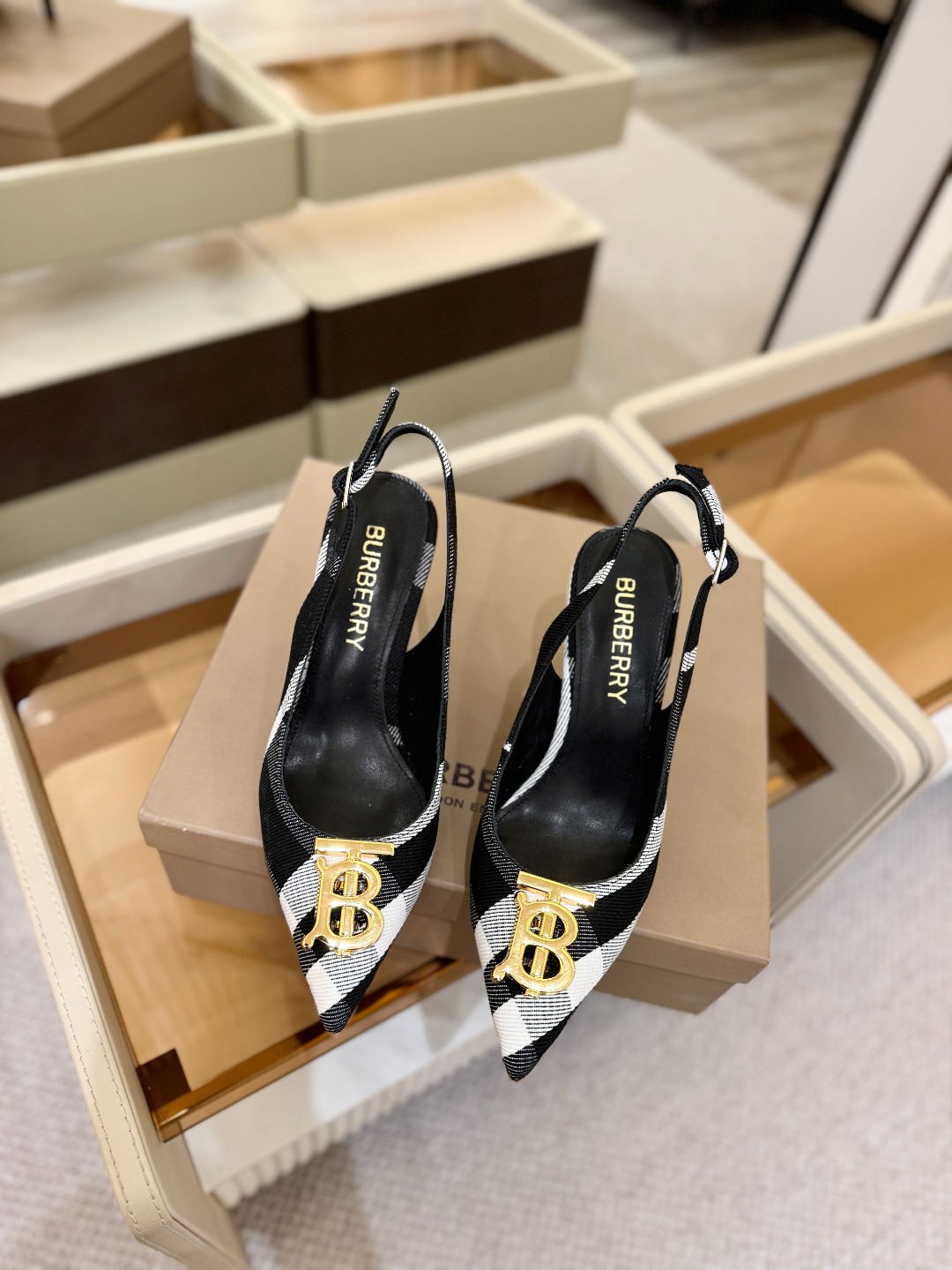 Burberryy 博柏利 𝑩𝒖𝒓𝒃𝒆𝒓𝒓𝒚𝒚💝 👠 𝘽𝙪𝙧𝙗𝙚𝙧𝙧𝙮𝙮 博柏利 独家推出高跟 慵懒的复