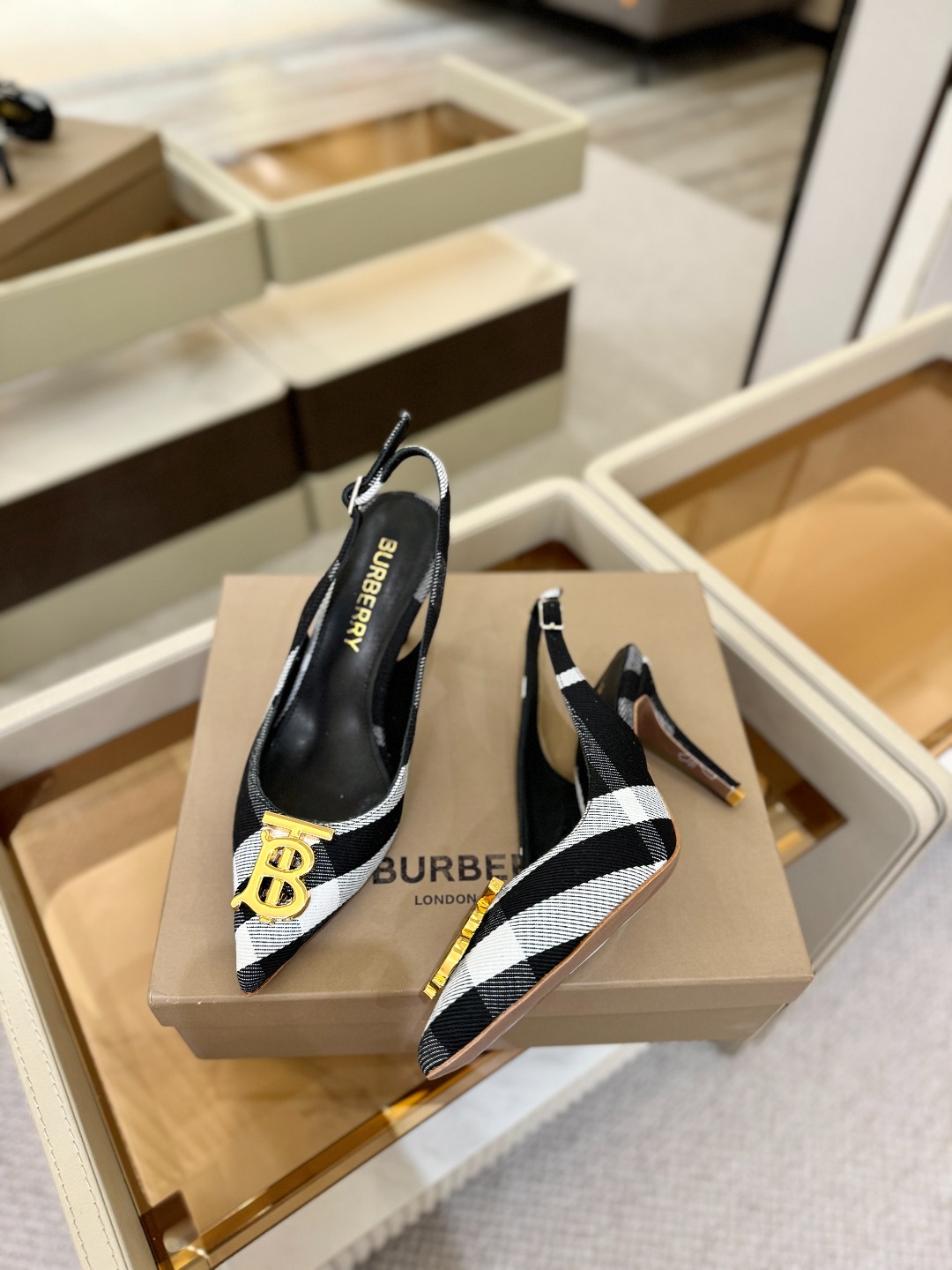 Burberryy 博柏利 𝑩𝒖𝒓𝒃𝒆𝒓𝒓𝒚𝒚💝 👠 𝘽𝙪𝙧𝙗𝙚𝙧𝙧𝙮𝙮 博柏利 独家推出高跟 慵懒的复