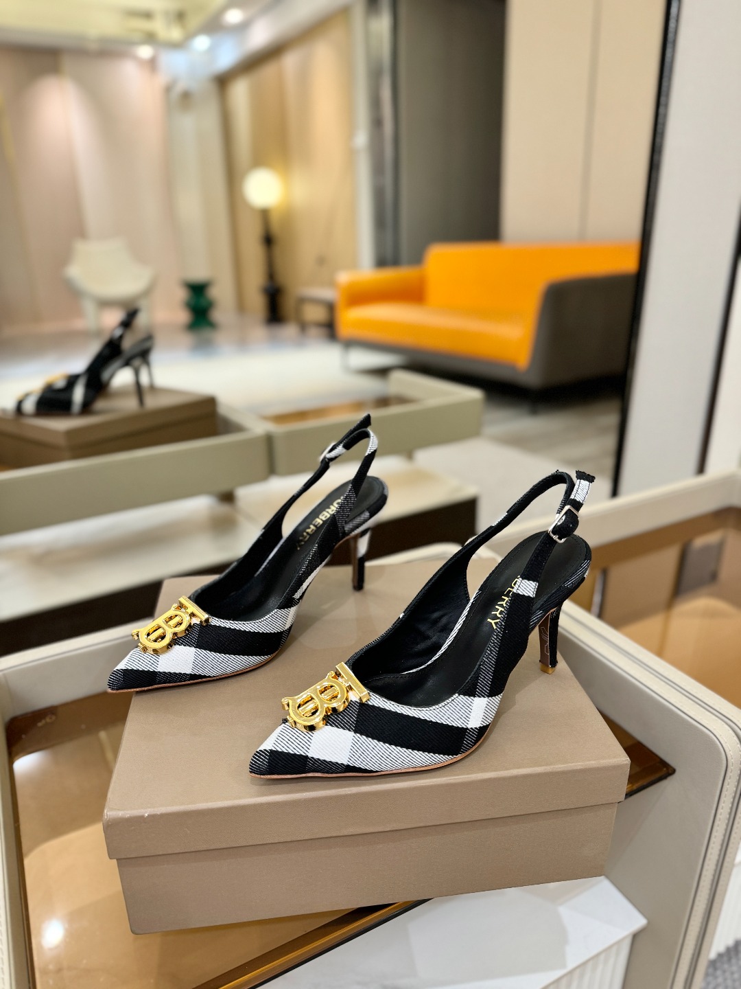 Burberryy 博柏利 𝑩𝒖𝒓𝒃𝒆𝒓𝒓𝒚𝒚💝 👠 𝘽𝙪𝙧𝙗𝙚𝙧𝙧𝙮𝙮 博柏利 独家推出高跟 慵懒的复