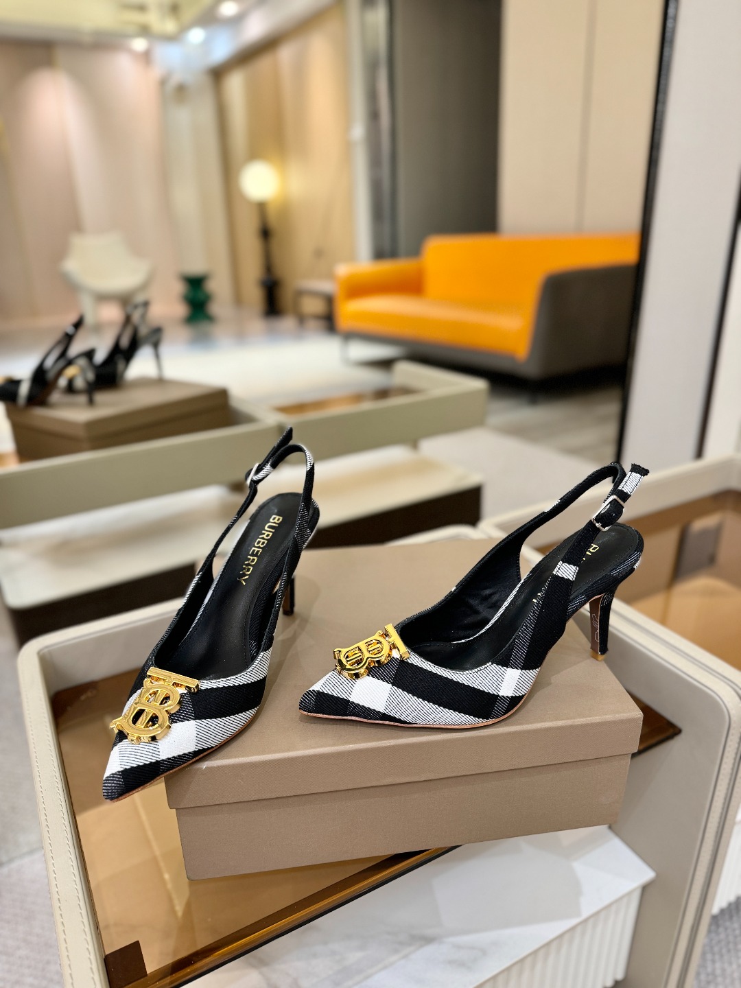 Burberryy 博柏利 𝑩𝒖𝒓𝒃𝒆𝒓𝒓𝒚𝒚💝 👠 𝘽𝙪𝙧𝙗𝙚𝙧𝙧𝙮𝙮 博柏利 独家推出高跟 慵懒的复