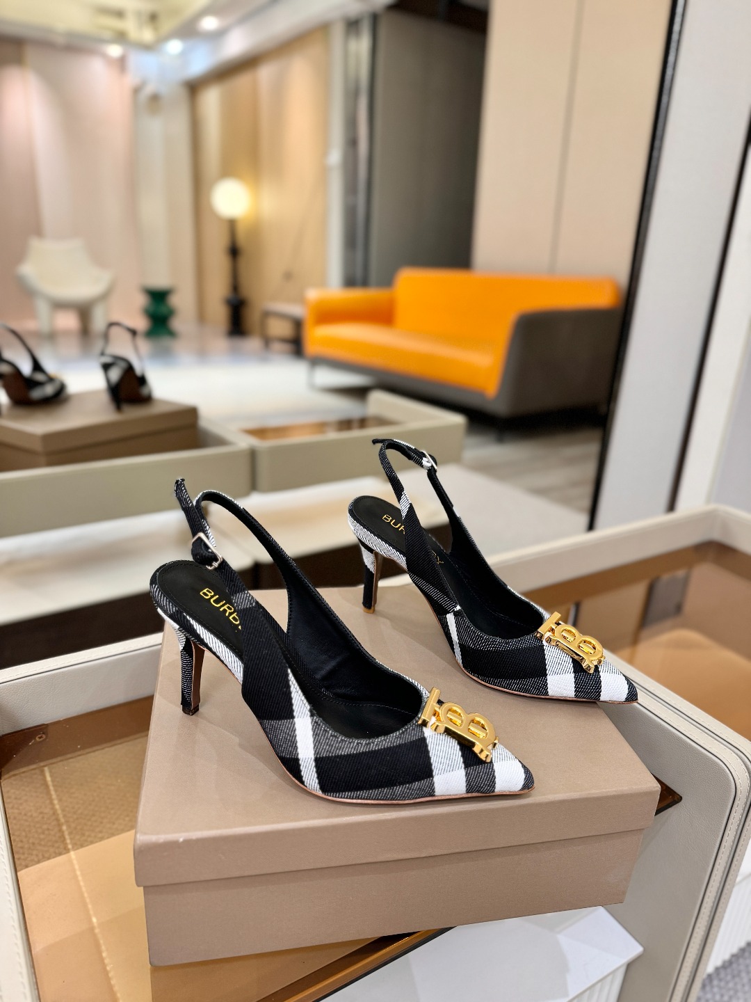 Burberryy 博柏利 𝑩𝒖𝒓𝒃𝒆𝒓𝒓𝒚𝒚💝 👠 𝘽𝙪𝙧𝙗𝙚𝙧𝙧𝙮𝙮 博柏利 独家推出高跟 慵懒的复