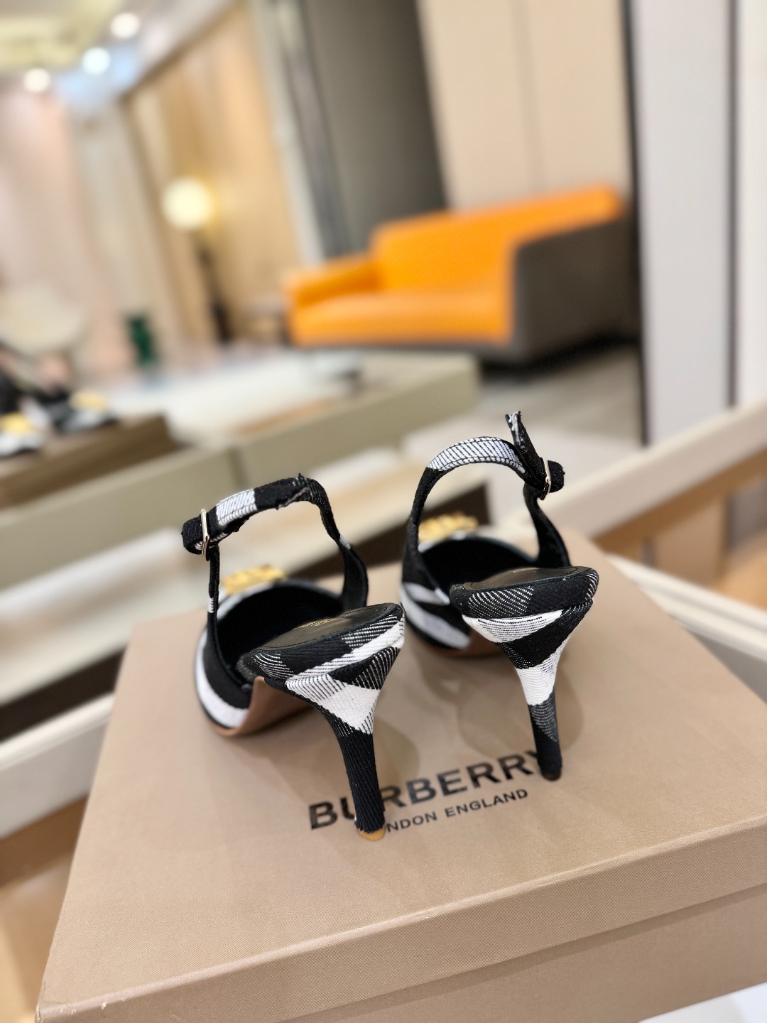 Burberryy 博柏利 𝑩𝒖𝒓𝒃𝒆𝒓𝒓𝒚𝒚💝 👠 𝘽𝙪𝙧𝙗𝙚𝙧𝙧𝙮𝙮 博柏利 独家推出高跟 慵懒的复