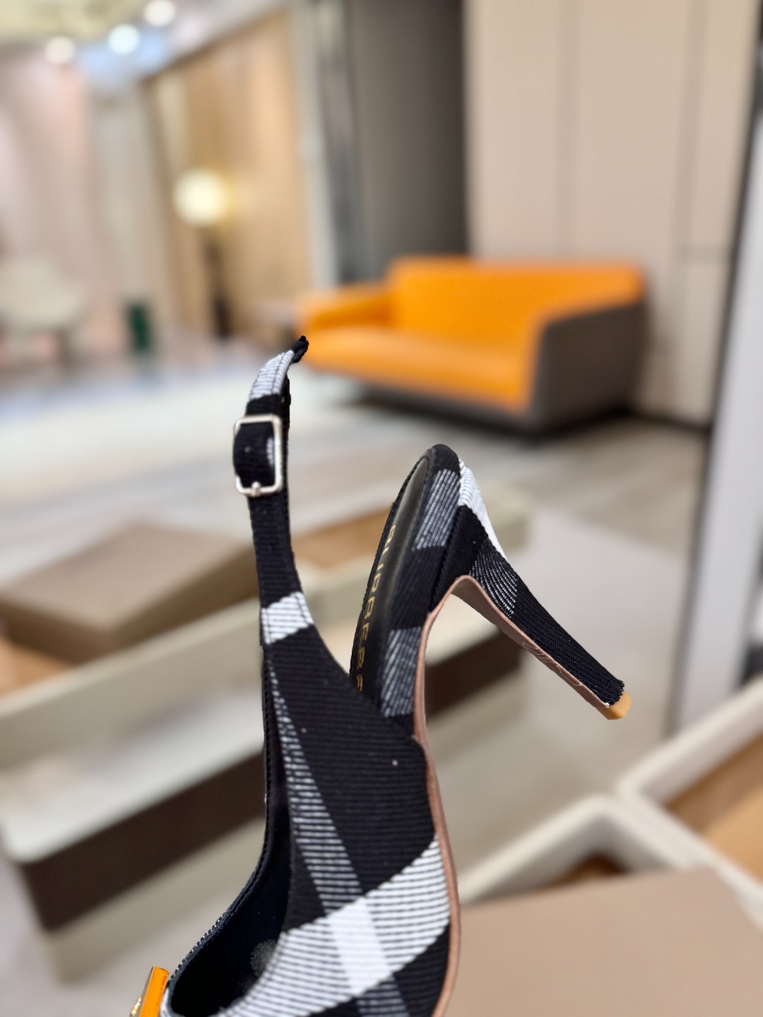 Burberryy 博柏利 𝑩𝒖𝒓𝒃𝒆𝒓𝒓𝒚𝒚💝 👠 𝘽𝙪𝙧𝙗𝙚𝙧𝙧𝙮𝙮 博柏利 独家推出高跟 慵懒的复