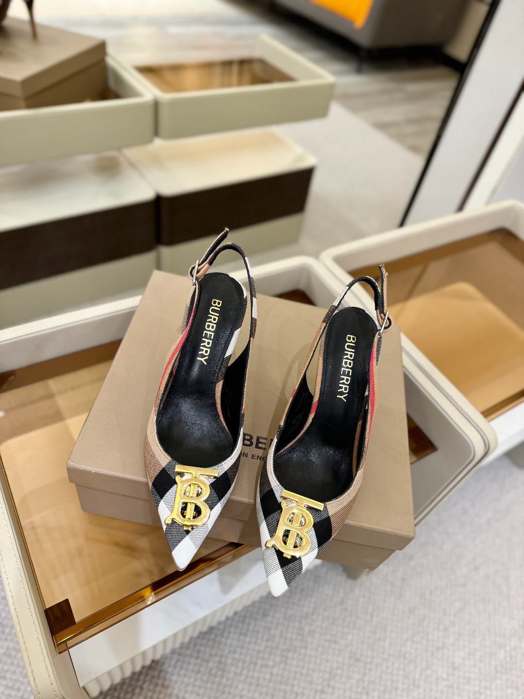 Burberryy 博柏利 𝑩𝒖𝒓𝒃𝒆𝒓𝒓𝒚𝒚💝 👠 𝘽𝙪𝙧𝙗𝙚𝙧𝙧𝙮𝙮 博柏利 独家推出高跟 慵懒的复