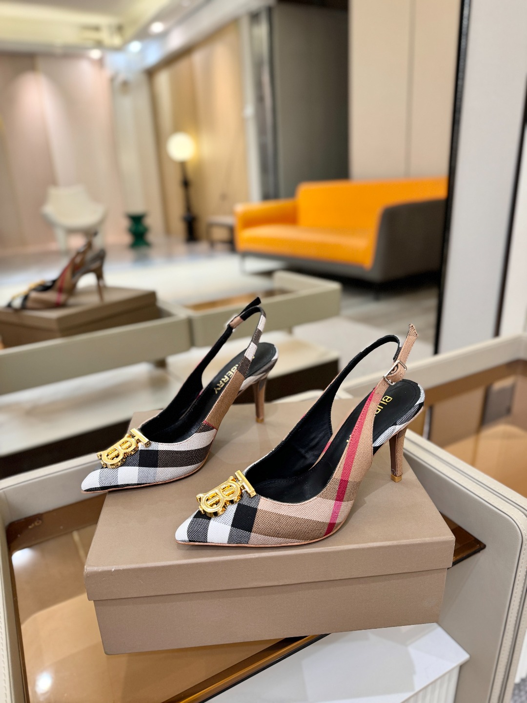 Burberryy 博柏利 𝑩𝒖𝒓𝒃𝒆𝒓𝒓𝒚𝒚💝 👠 𝘽𝙪𝙧𝙗𝙚𝙧𝙧𝙮𝙮 博柏利 独家推出高跟 慵懒的复