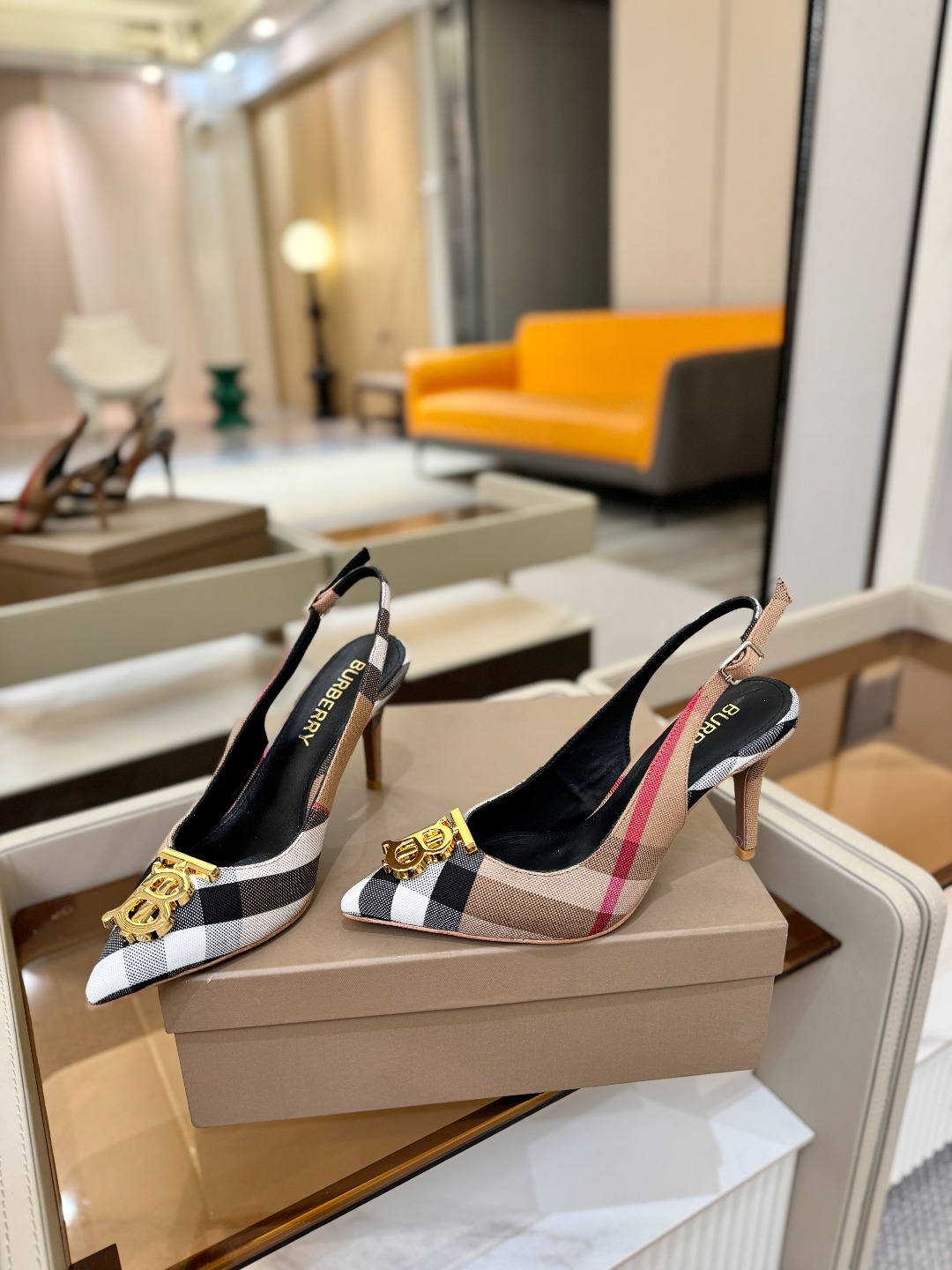 Burberryy 博柏利 𝑩𝒖𝒓𝒃𝒆𝒓𝒓𝒚𝒚💝 👠 𝘽𝙪𝙧𝙗𝙚𝙧𝙧𝙮𝙮 博柏利 独家推出高跟 慵懒的复