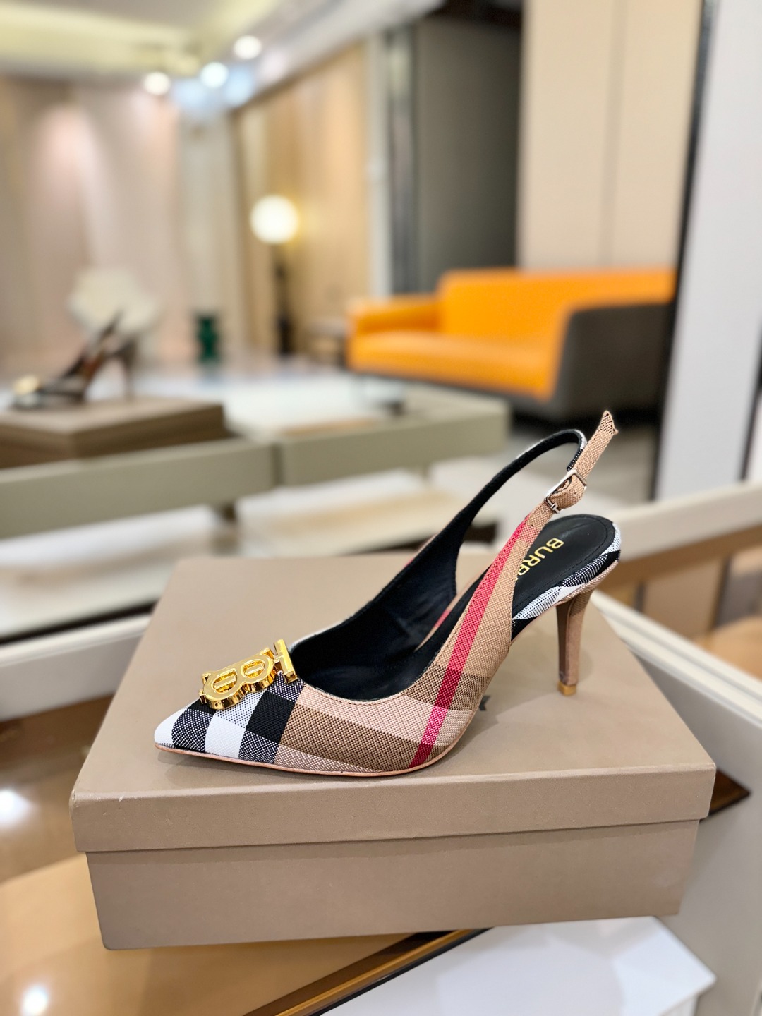 Burberryy 博柏利 𝑩𝒖𝒓𝒃𝒆𝒓𝒓𝒚𝒚💝 👠 𝘽𝙪𝙧𝙗𝙚𝙧𝙧𝙮𝙮 博柏利 独家推出高跟 慵懒的复