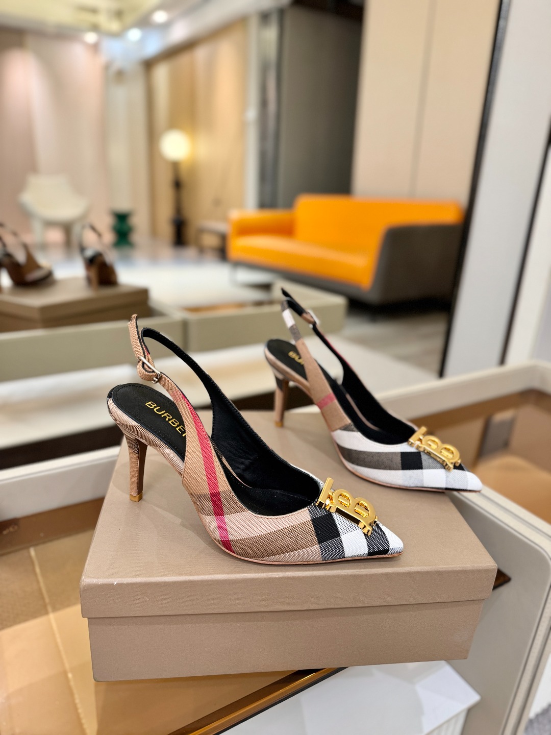 Burberryy 博柏利 𝑩𝒖𝒓𝒃𝒆𝒓𝒓𝒚𝒚💝 👠 𝘽𝙪𝙧𝙗𝙚𝙧𝙧𝙮𝙮 博柏利 独家推出高跟 慵懒的复