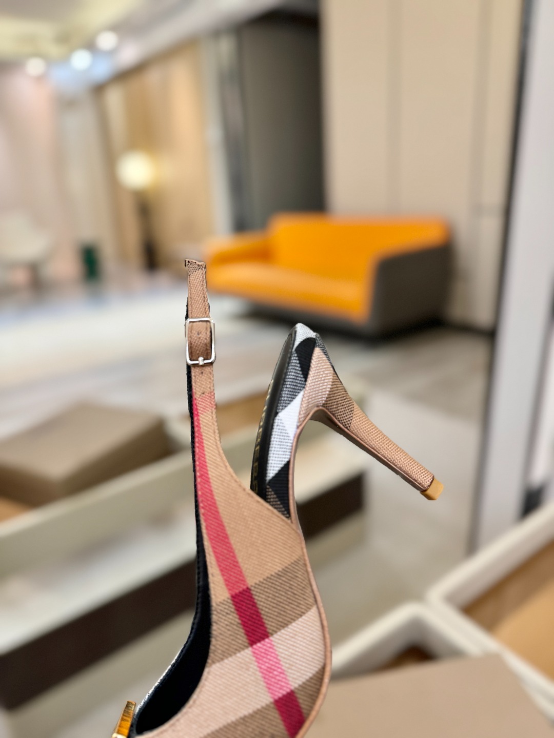 Burberryy 博柏利 𝑩𝒖𝒓𝒃𝒆𝒓𝒓𝒚𝒚💝 👠 𝘽𝙪𝙧𝙗𝙚𝙧𝙧𝙮𝙮 博柏利 独家推出高跟 慵懒的复