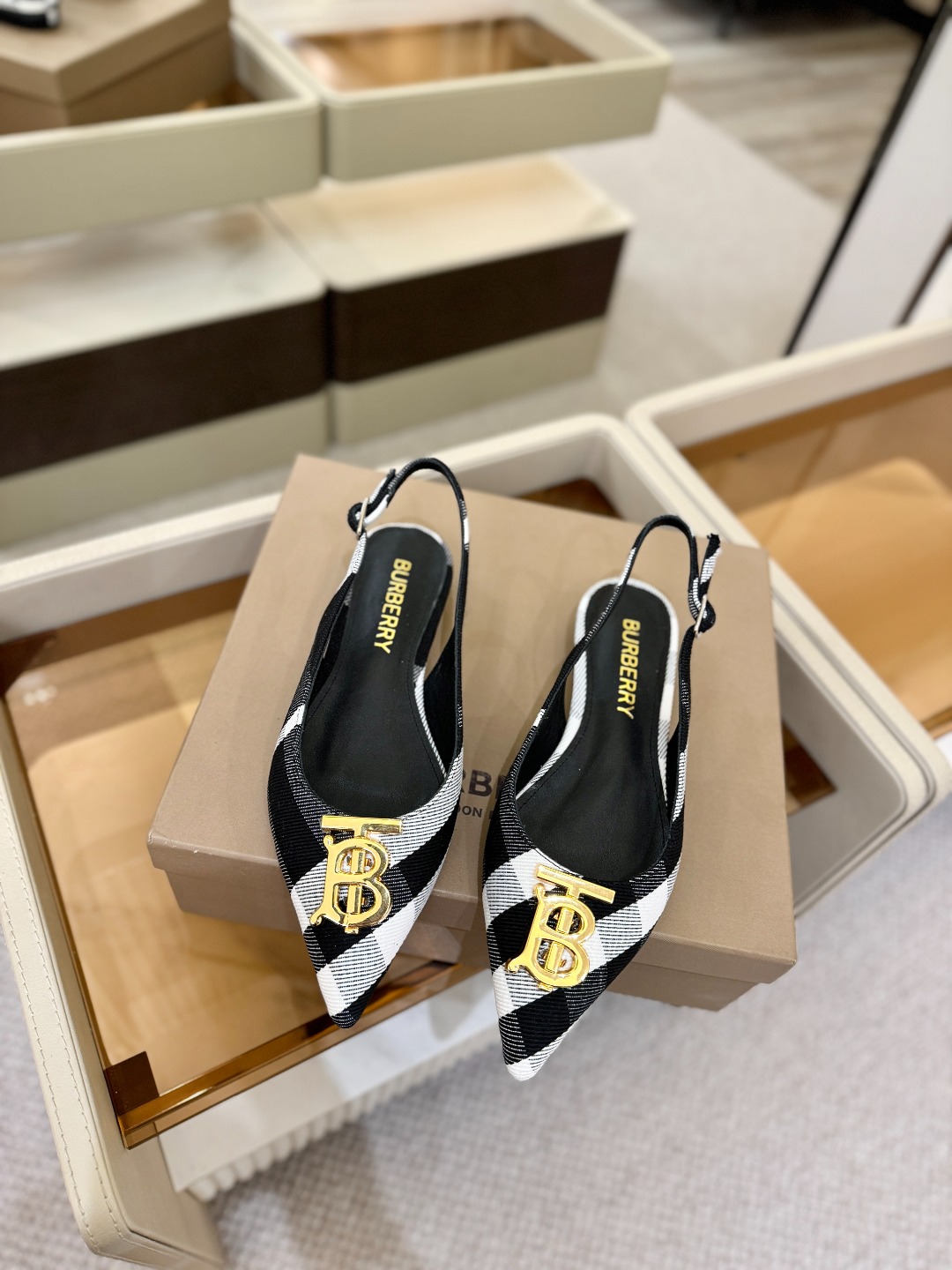 Burberryy 博柏利 𝑩𝒖𝒓𝒃𝒆𝒓𝒓𝒚𝒚💝 👠 𝘽𝙪𝙧𝙗𝙚𝙧𝙧𝙮𝙮 博柏利 独家推出平跟 慵懒的复