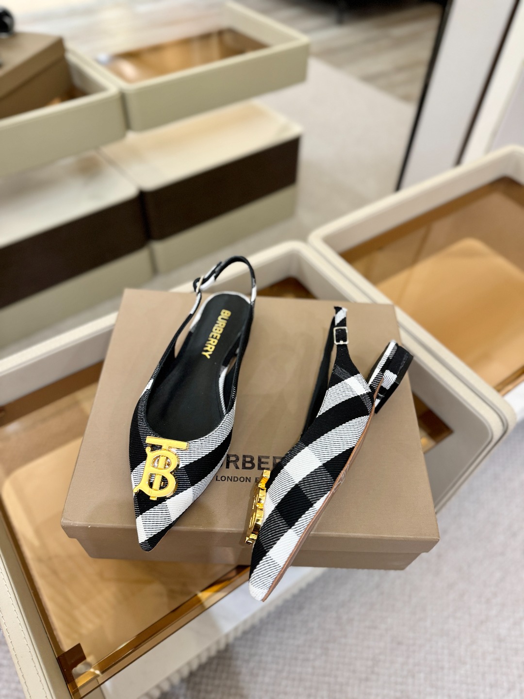 Burberryy 博柏利 𝑩𝒖𝒓𝒃𝒆𝒓𝒓𝒚𝒚💝 👠 𝘽𝙪𝙧𝙗𝙚𝙧𝙧𝙮𝙮 博柏利 独家推出平跟 慵懒的复