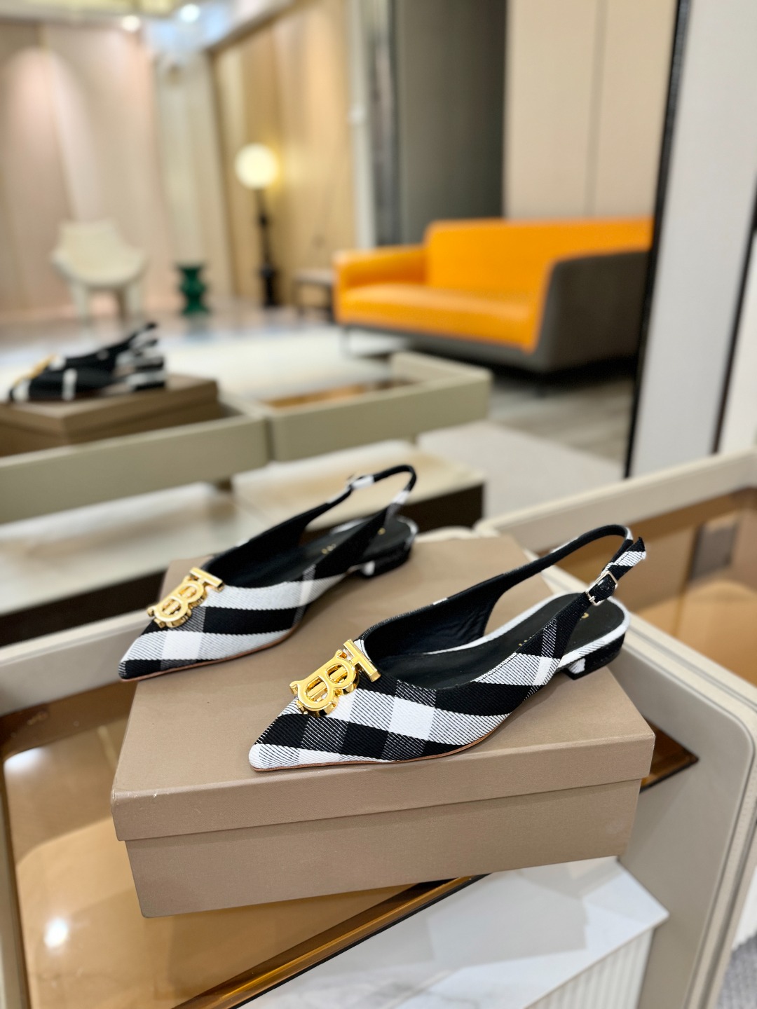 Burberryy 博柏利 𝑩𝒖𝒓𝒃𝒆𝒓𝒓𝒚𝒚💝 👠 𝘽𝙪𝙧𝙗𝙚𝙧𝙧𝙮𝙮 博柏利 独家推出平跟 慵懒的复
