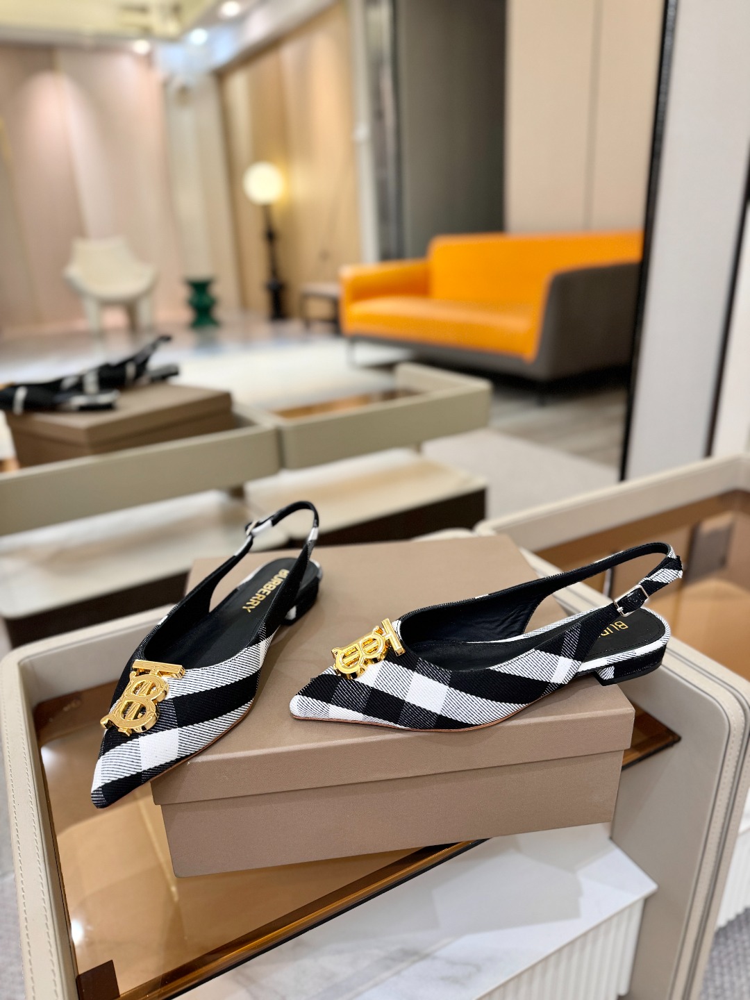 Burberryy 博柏利 𝑩𝒖𝒓𝒃𝒆𝒓𝒓𝒚𝒚💝 👠 𝘽𝙪𝙧𝙗𝙚𝙧𝙧𝙮𝙮 博柏利 独家推出平跟 慵懒的复