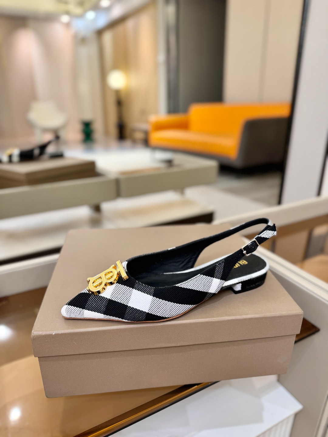 Burberryy 博柏利 𝑩𝒖𝒓𝒃𝒆𝒓𝒓𝒚𝒚💝 👠 𝘽𝙪𝙧𝙗𝙚𝙧𝙧𝙮𝙮 博柏利 独家推出平跟 慵懒的复