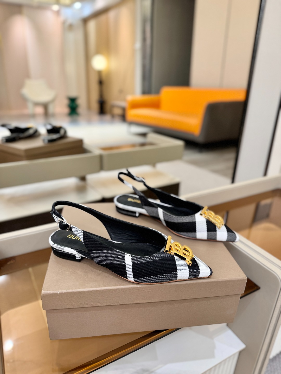 Burberryy 博柏利 𝑩𝒖𝒓𝒃𝒆𝒓𝒓𝒚𝒚💝 👠 𝘽𝙪𝙧𝙗𝙚𝙧𝙧𝙮𝙮 博柏利 独家推出平跟 慵懒的复