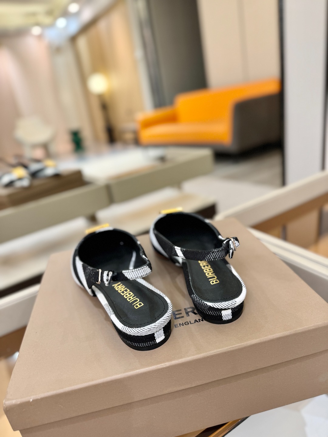 Burberryy 博柏利 𝑩𝒖𝒓𝒃𝒆𝒓𝒓𝒚𝒚💝 👠 𝘽𝙪𝙧𝙗𝙚𝙧𝙧𝙮𝙮 博柏利 独家推出平跟 慵懒的复