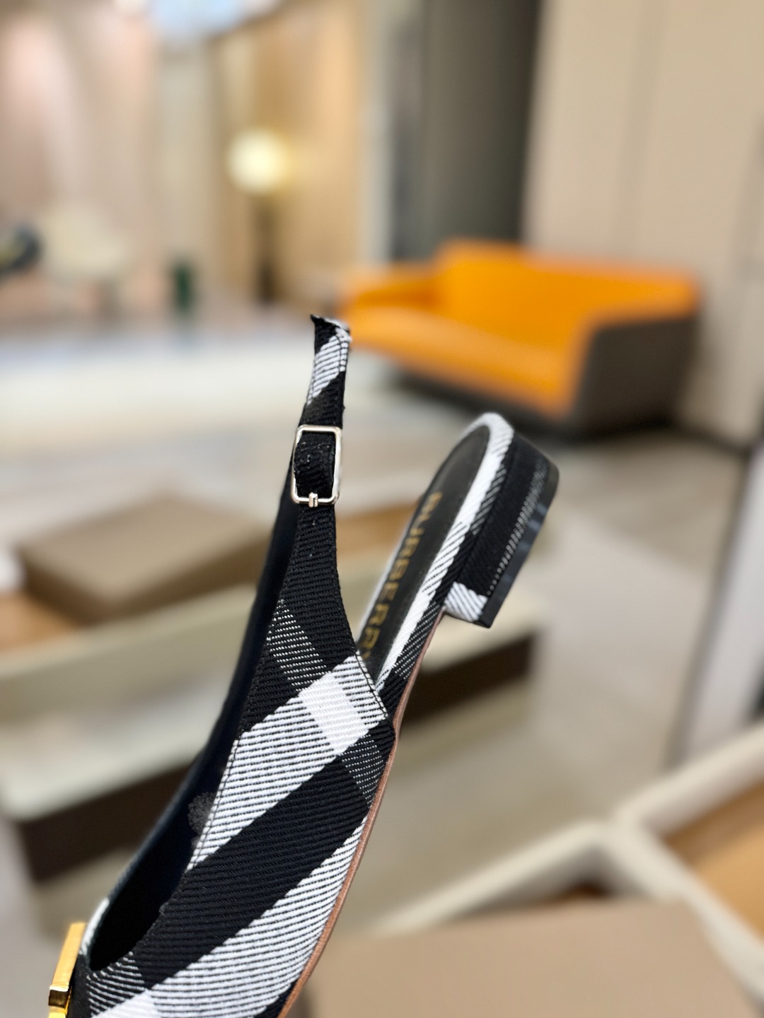 Burberryy 博柏利 𝑩𝒖𝒓𝒃𝒆𝒓𝒓𝒚𝒚💝 👠 𝘽𝙪𝙧𝙗𝙚𝙧𝙧𝙮𝙮 博柏利 独家推出平跟 慵懒的复