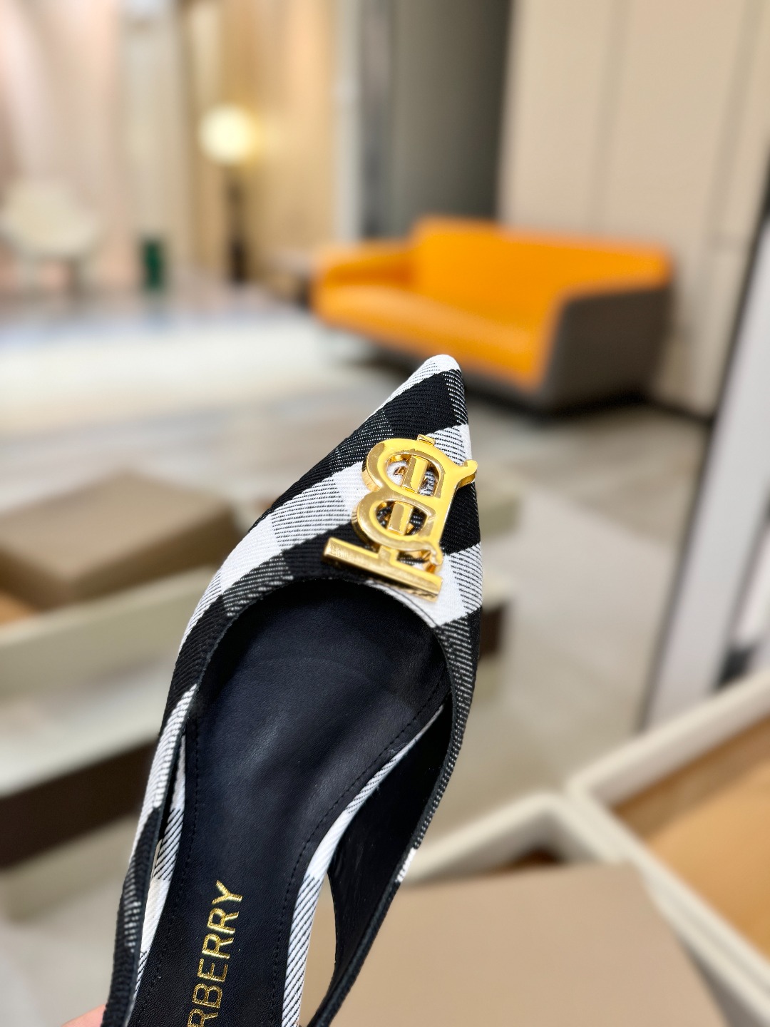 Burberryy 博柏利 𝑩𝒖𝒓𝒃𝒆𝒓𝒓𝒚𝒚💝 👠 𝘽𝙪𝙧𝙗𝙚𝙧𝙧𝙮𝙮 博柏利 独家推出平跟 慵懒的复