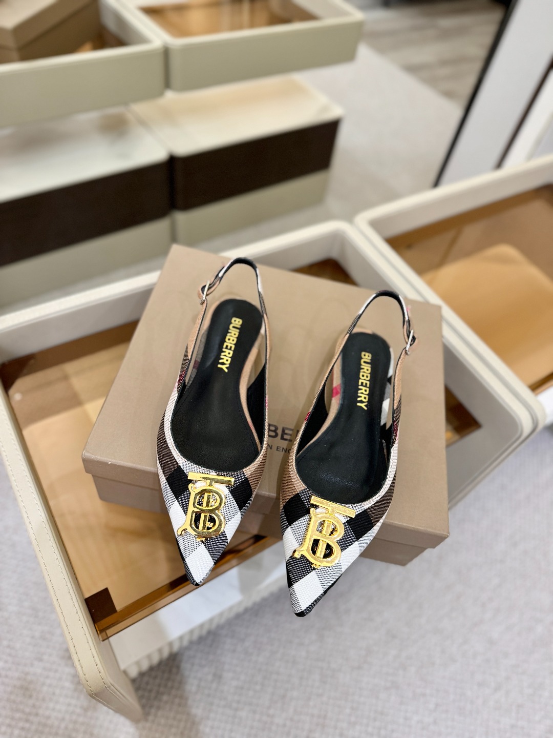 Burberryy 博柏利 𝑩𝒖𝒓𝒃𝒆𝒓𝒓𝒚𝒚💝 👠 𝘽𝙪𝙧𝙗𝙚𝙧𝙧𝙮𝙮 博柏利 独家推出平跟 慵懒的复