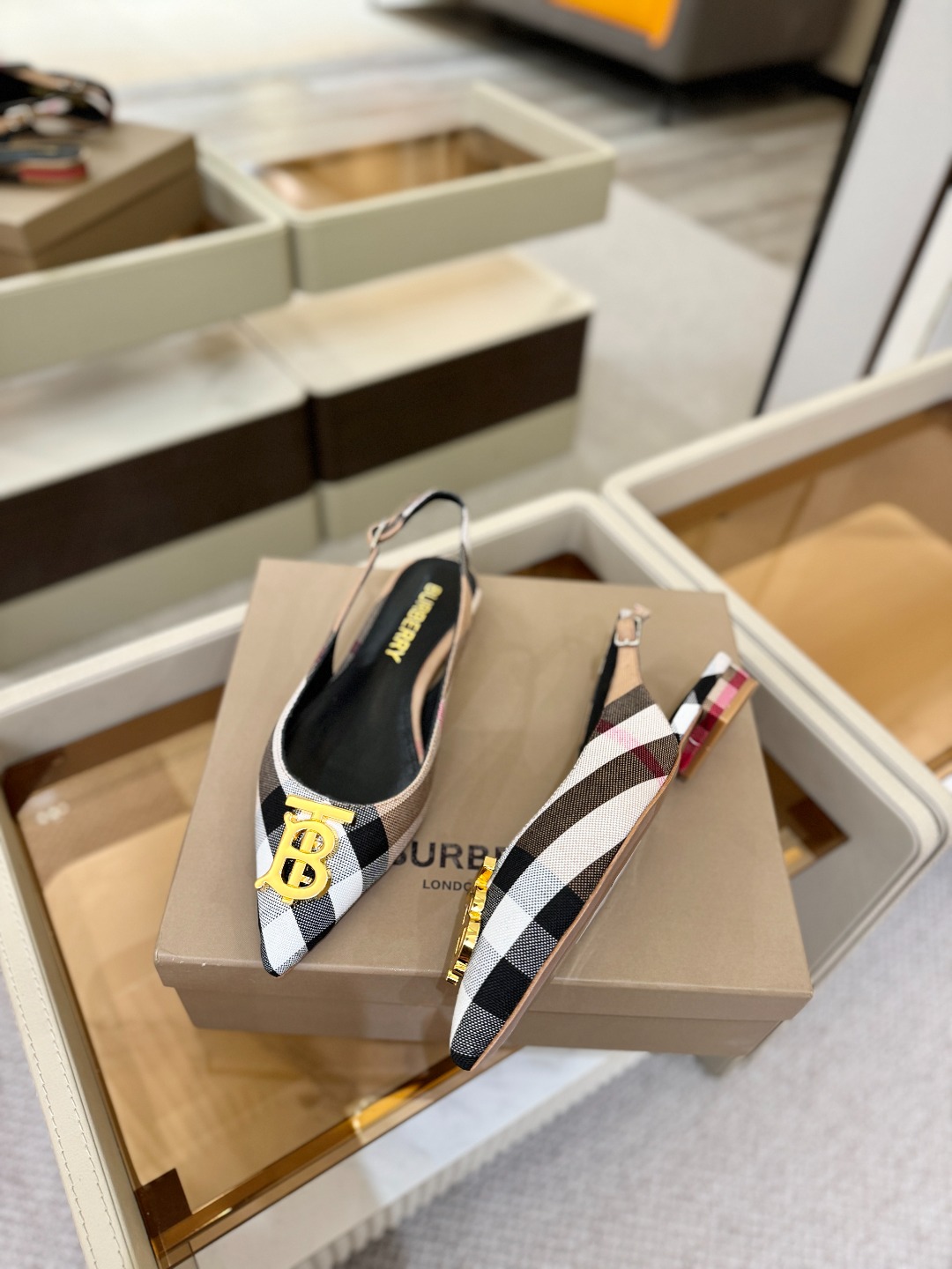 Burberryy 博柏利 𝑩𝒖𝒓𝒃𝒆𝒓𝒓𝒚𝒚💝 👠 𝘽𝙪𝙧𝙗𝙚𝙧𝙧𝙮𝙮 博柏利 独家推出平跟 慵懒的复