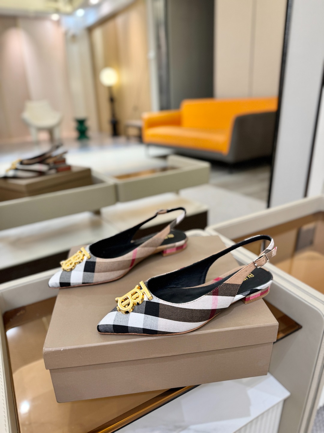 Burberryy 博柏利 𝑩𝒖𝒓𝒃𝒆𝒓𝒓𝒚𝒚💝 👠 𝘽𝙪𝙧𝙗𝙚𝙧𝙧𝙮𝙮 博柏利 独家推出平跟 慵懒的复