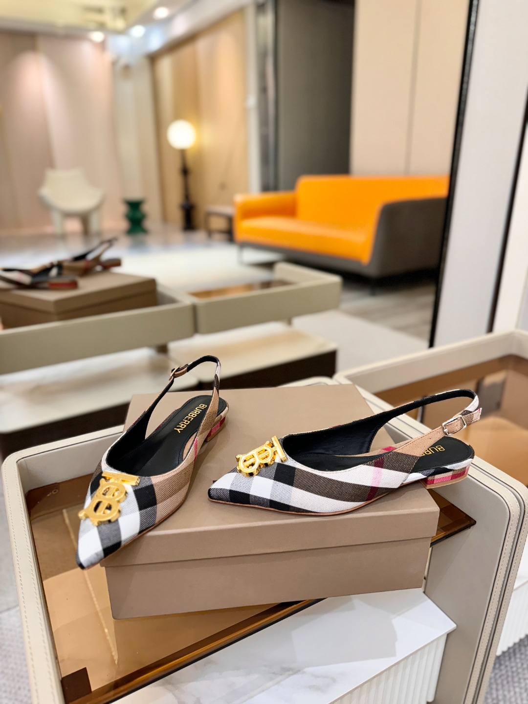 Burberryy 博柏利 𝑩𝒖𝒓𝒃𝒆𝒓𝒓𝒚𝒚💝 👠 𝘽𝙪𝙧𝙗𝙚𝙧𝙧𝙮𝙮 博柏利 独家推出平跟 慵懒的复