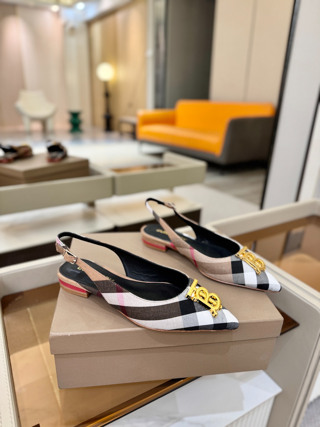 Burberryy 博柏利 𝑩𝒖𝒓𝒃𝒆𝒓𝒓𝒚𝒚💝 👠 𝘽𝙪𝙧𝙗𝙚𝙧𝙧𝙮𝙮 博柏利 独家推出平跟 慵懒的复