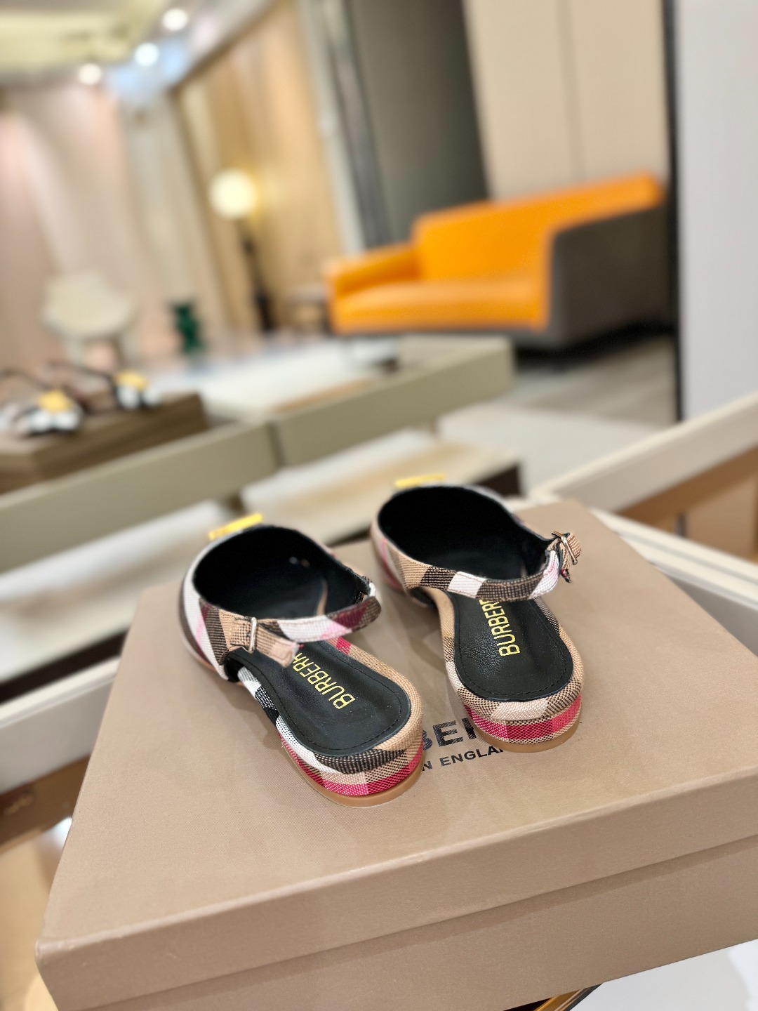 Burberryy 博柏利 𝑩𝒖𝒓𝒃𝒆𝒓𝒓𝒚𝒚💝 👠 𝘽𝙪𝙧𝙗𝙚𝙧𝙧𝙮𝙮 博柏利 独家推出平跟 慵懒的复