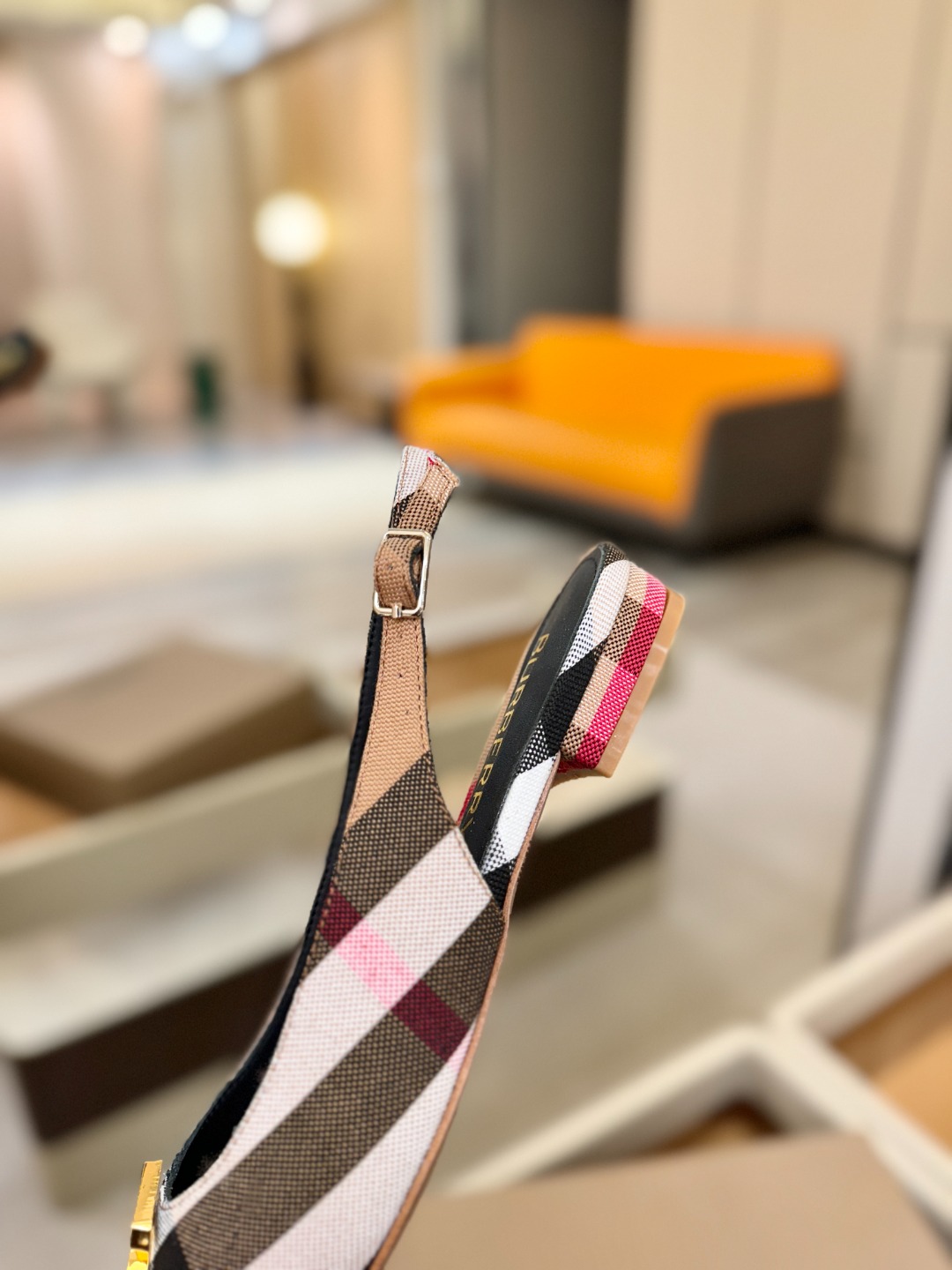 Burberryy 博柏利 𝑩𝒖𝒓𝒃𝒆𝒓𝒓𝒚𝒚💝 👠 𝘽𝙪𝙧𝙗𝙚𝙧𝙧𝙮𝙮 博柏利 独家推出平跟 慵懒的复