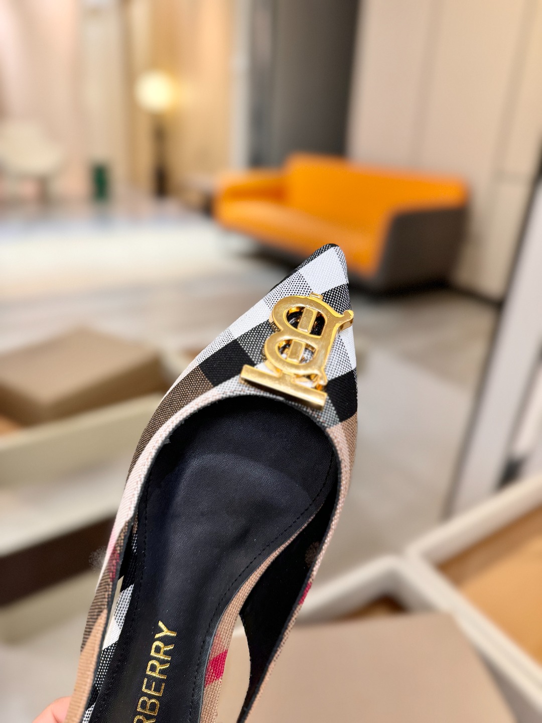 Burberryy 博柏利 𝑩𝒖𝒓𝒃𝒆𝒓𝒓𝒚𝒚💝 👠 𝘽𝙪𝙧𝙗𝙚𝙧𝙧𝙮𝙮 博柏利 独家推出平跟 慵懒的复