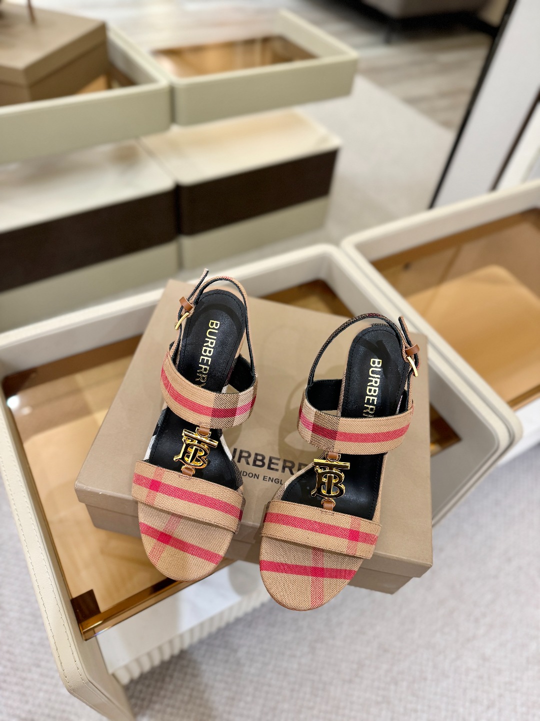 Burberryy 博柏利 𝑩𝒖𝒓𝒃𝒆𝒓𝒓𝒚𝒚💝 👠 𝘽𝙪𝙧𝙗𝙚𝙧𝙧𝙮𝙮 博柏利 独家推出高跟 慵懒的复