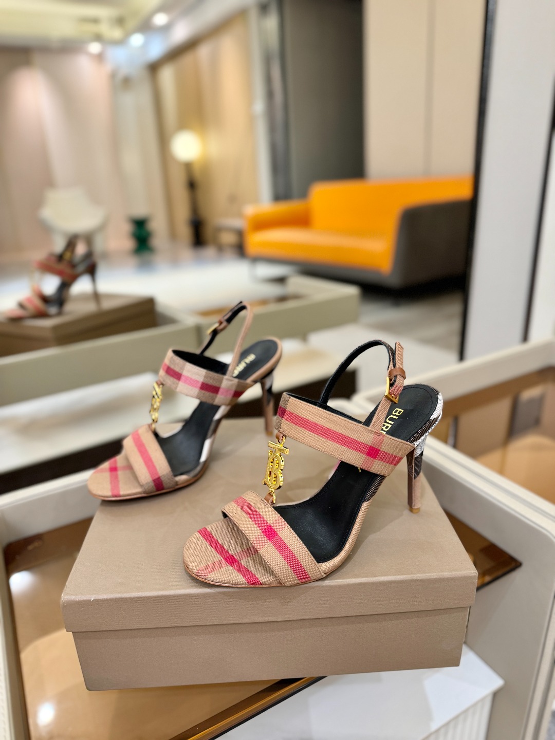 Burberryy 博柏利 𝑩𝒖𝒓𝒃𝒆𝒓𝒓𝒚𝒚💝 👠 𝘽𝙪𝙧𝙗𝙚𝙧𝙧𝙮𝙮 博柏利 独家推出高跟 慵懒的复