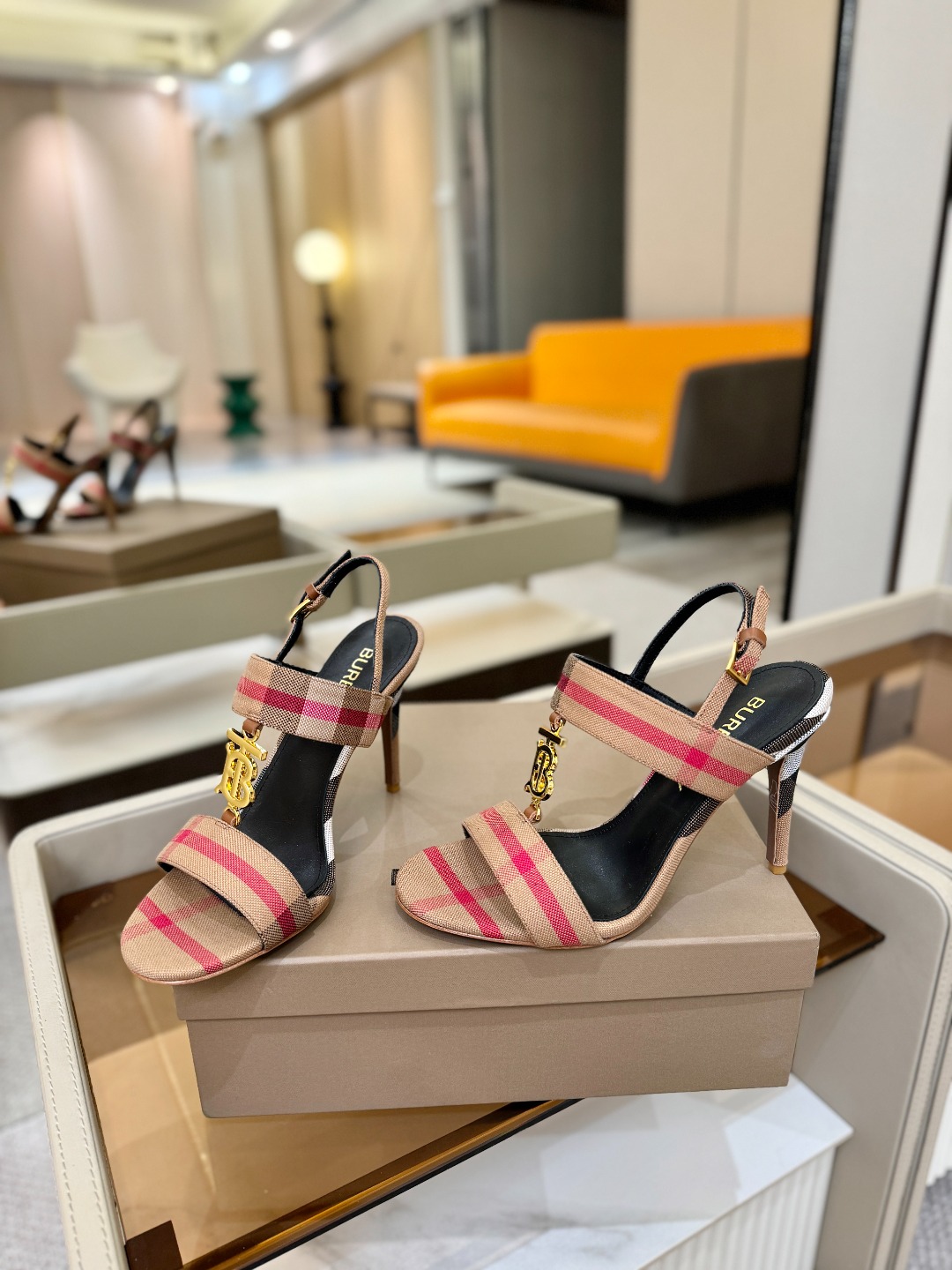 Burberryy 博柏利 𝑩𝒖𝒓𝒃𝒆𝒓𝒓𝒚𝒚💝 👠 𝘽𝙪𝙧𝙗𝙚𝙧𝙧𝙮𝙮 博柏利 独家推出高跟 慵懒的复