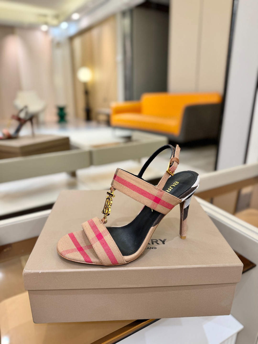 Burberryy 博柏利 𝑩𝒖𝒓𝒃𝒆𝒓𝒓𝒚𝒚💝 👠 𝘽𝙪𝙧𝙗𝙚𝙧𝙧𝙮𝙮 博柏利 独家推出高跟 慵懒的复