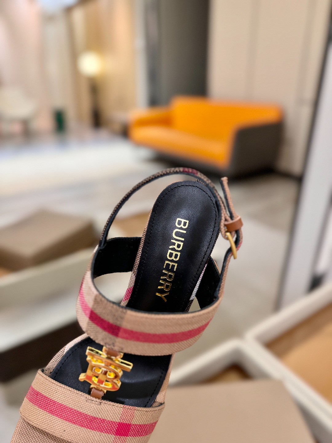 Burberryy 博柏利 𝑩𝒖𝒓𝒃𝒆𝒓𝒓𝒚𝒚💝 👠 𝘽𝙪𝙧𝙗𝙚𝙧𝙧𝙮𝙮 博柏利 独家推出高跟 慵懒的复