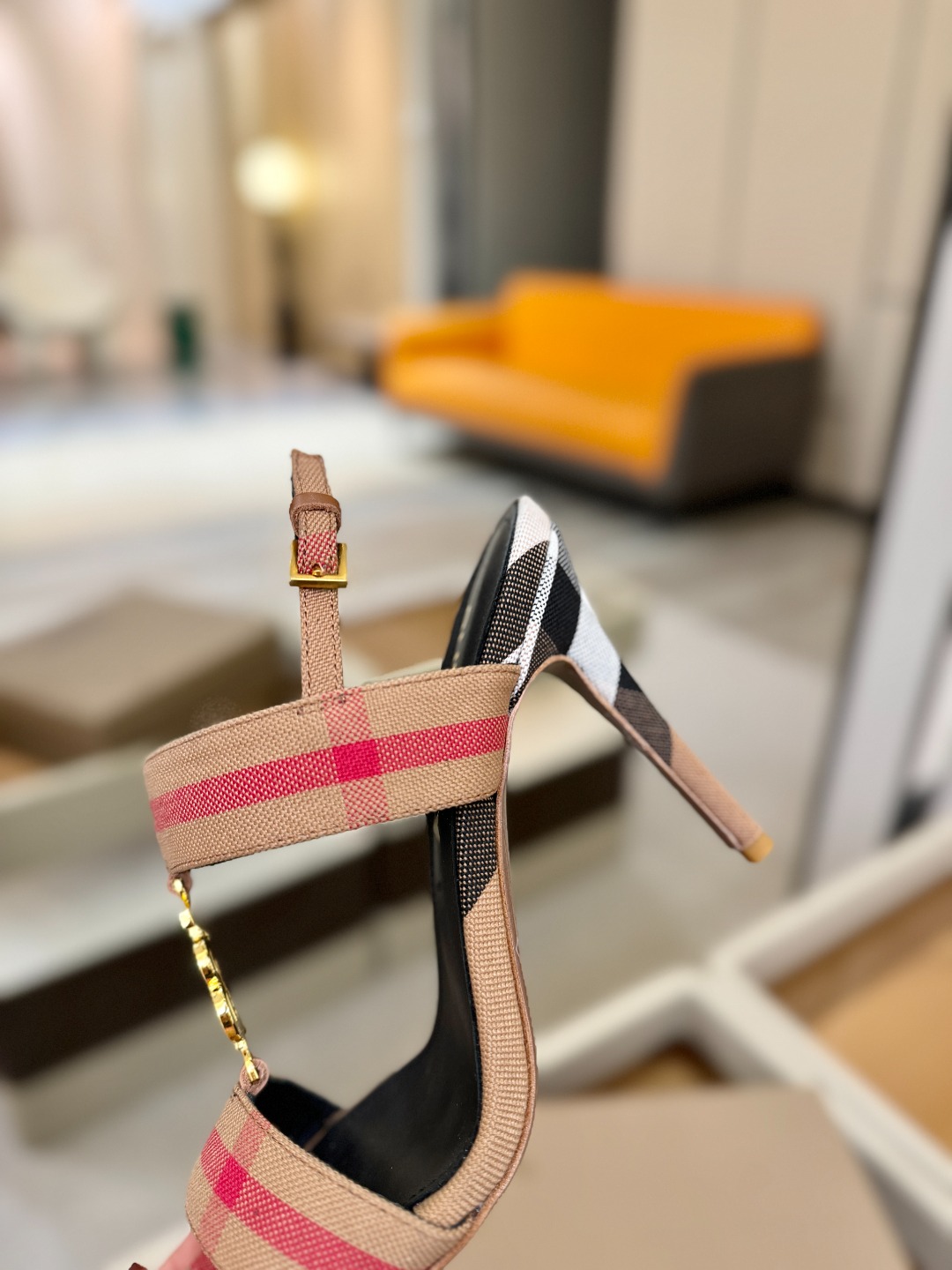 Burberryy 博柏利 𝑩𝒖𝒓𝒃𝒆𝒓𝒓𝒚𝒚💝 👠 𝘽𝙪𝙧𝙗𝙚𝙧𝙧𝙮𝙮 博柏利 独家推出高跟 慵懒的复