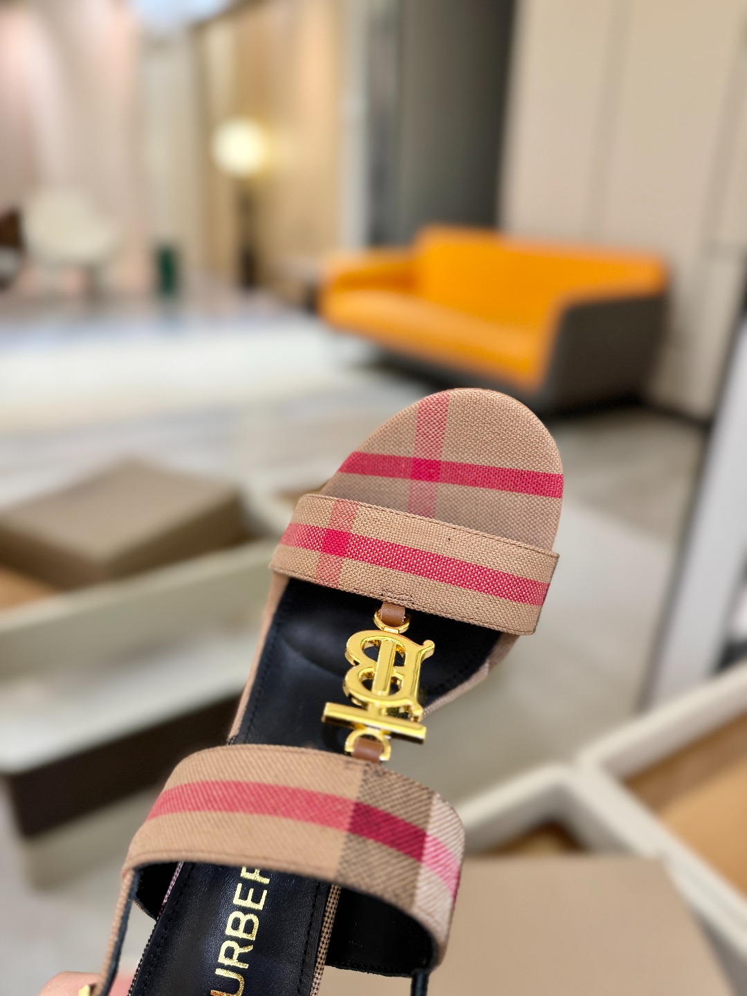 Burberryy 博柏利 𝑩𝒖𝒓𝒃𝒆𝒓𝒓𝒚𝒚💝 👠 𝘽𝙪𝙧𝙗𝙚𝙧𝙧𝙮𝙮 博柏利 独家推出高跟 慵懒的复