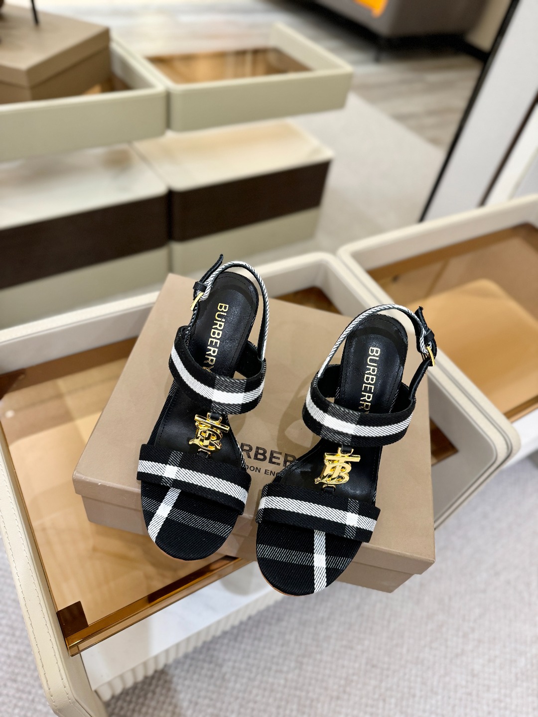 Burberryy 博柏利 𝑩𝒖𝒓𝒃𝒆𝒓𝒓𝒚𝒚💝 👠 𝘽𝙪𝙧𝙗𝙚𝙧𝙧𝙮𝙮 博柏利 独家推出高跟 慵懒的复