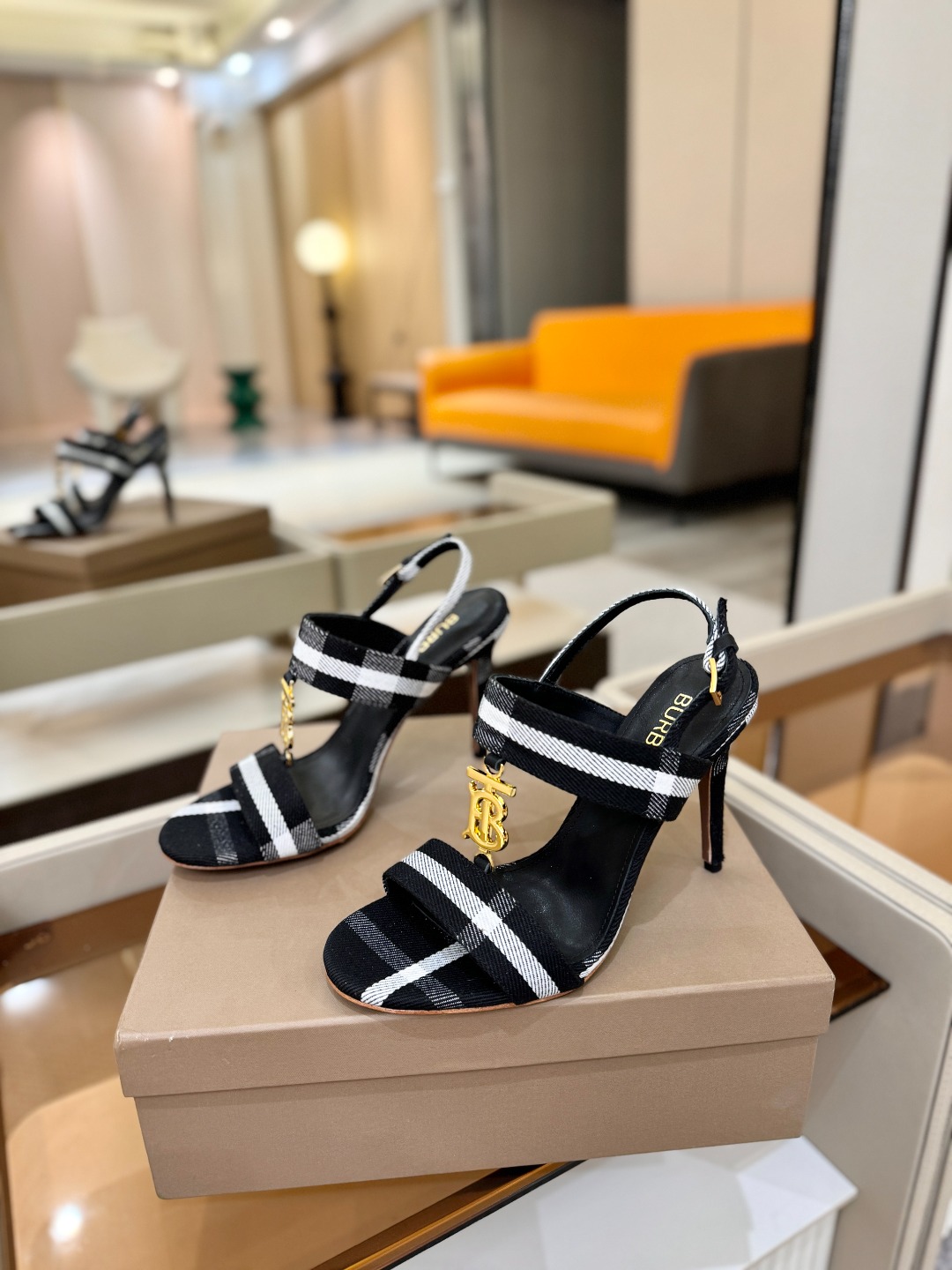 Burberryy 博柏利 𝑩𝒖𝒓𝒃𝒆𝒓𝒓𝒚𝒚💝 👠 𝘽𝙪𝙧𝙗𝙚𝙧𝙧𝙮𝙮 博柏利 独家推出高跟 慵懒的复