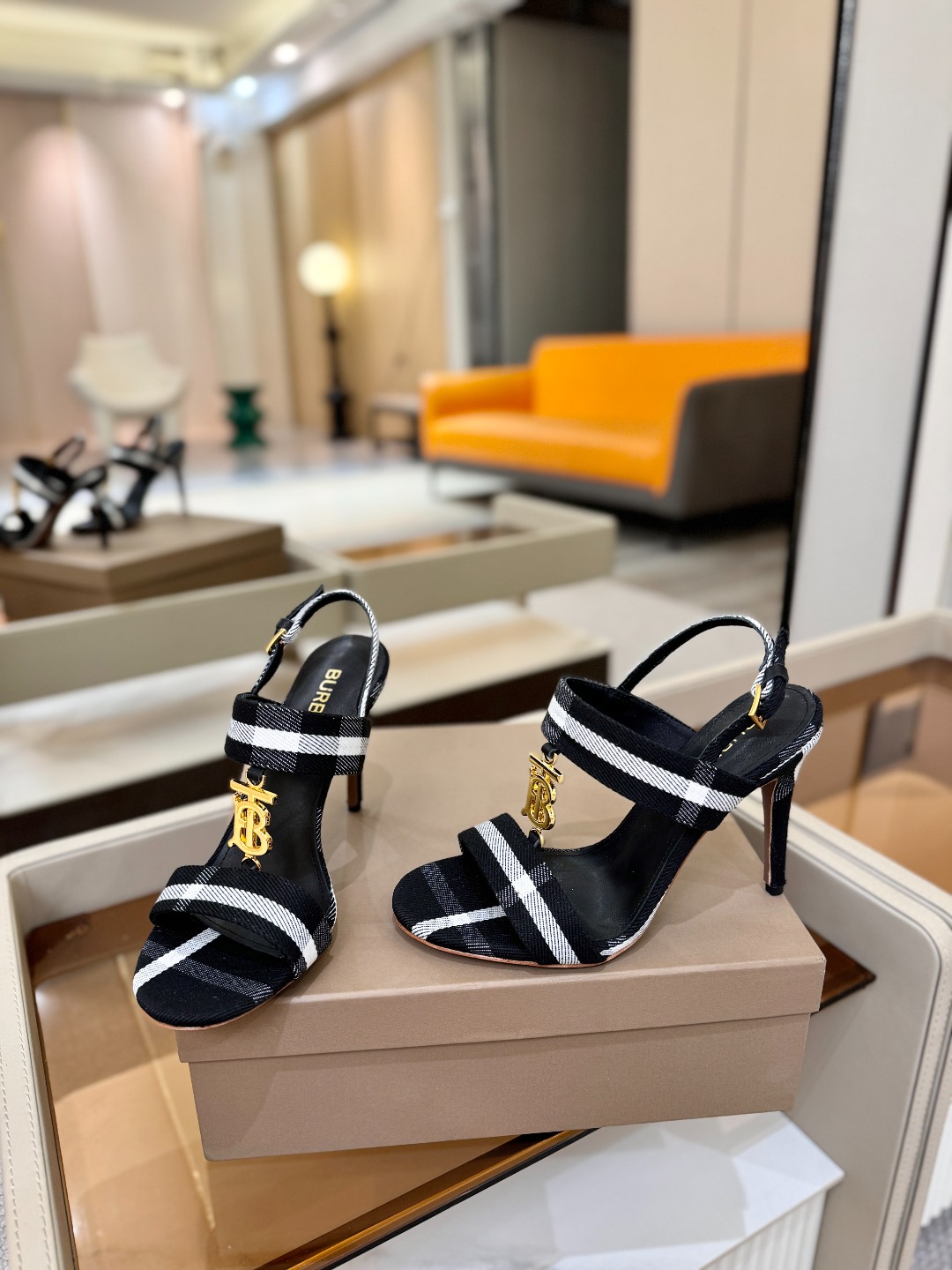 Burberryy 博柏利 𝑩𝒖𝒓𝒃𝒆𝒓𝒓𝒚𝒚💝 👠 𝘽𝙪𝙧𝙗𝙚𝙧𝙧𝙮𝙮 博柏利 独家推出高跟 慵懒的复