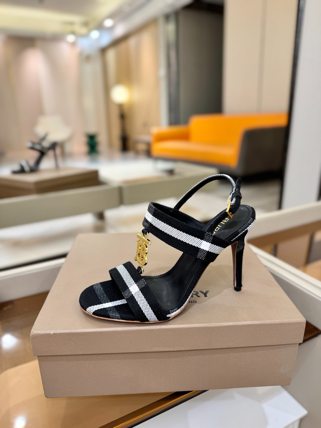 Burberryy 博柏利 𝑩𝒖𝒓𝒃𝒆𝒓𝒓𝒚𝒚💝 👠 𝘽𝙪𝙧𝙗𝙚𝙧𝙧𝙮𝙮 博柏利 独家推出高跟 慵懒的复