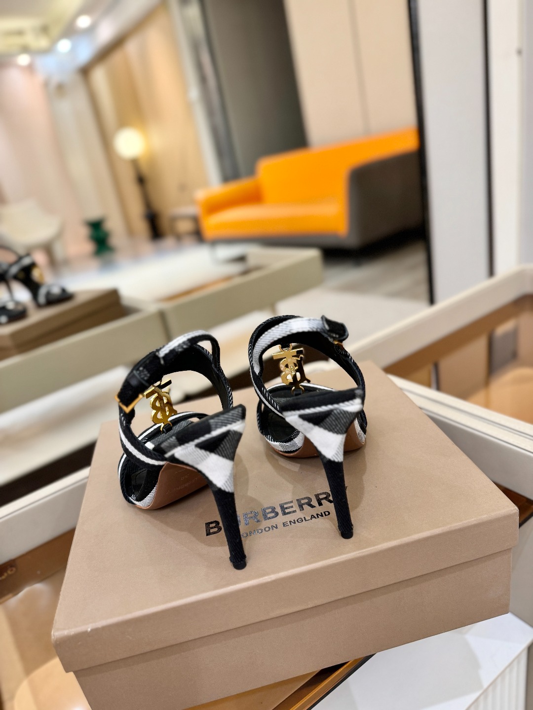 Burberryy 博柏利 𝑩𝒖𝒓𝒃𝒆𝒓𝒓𝒚𝒚💝 👠 𝘽𝙪𝙧𝙗𝙚𝙧𝙧𝙮𝙮 博柏利 独家推出高跟 慵懒的复