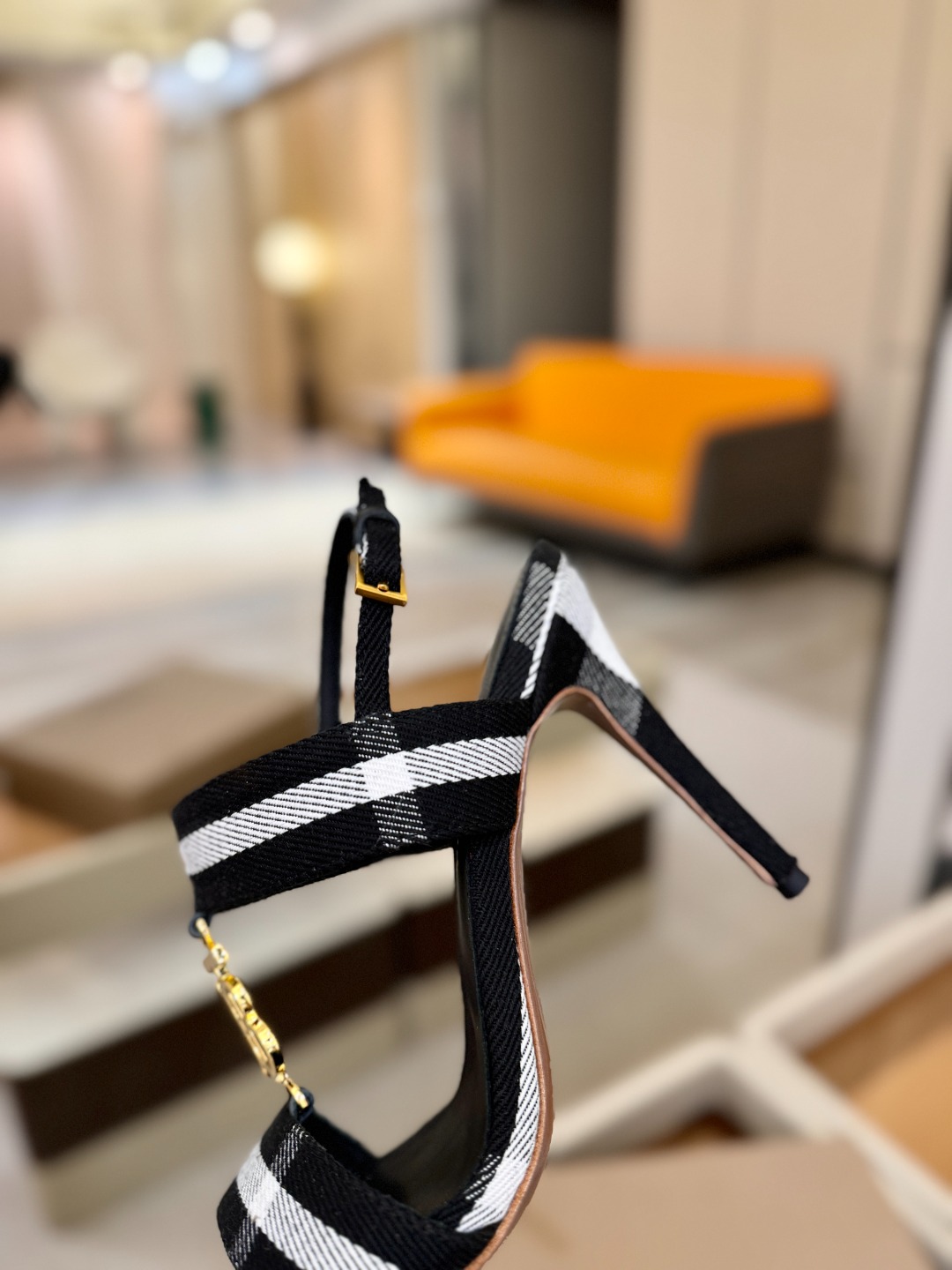 Burberryy 博柏利 𝑩𝒖𝒓𝒃𝒆𝒓𝒓𝒚𝒚💝 👠 𝘽𝙪𝙧𝙗𝙚𝙧𝙧𝙮𝙮 博柏利 独家推出高跟 慵懒的复