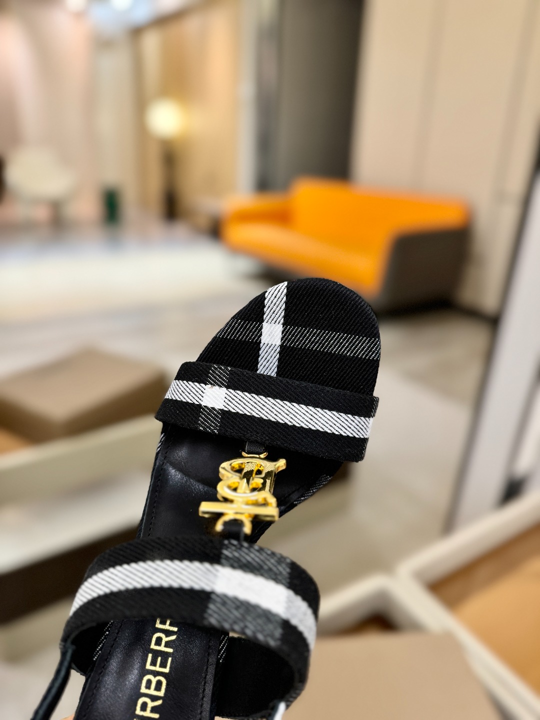 Burberryy 博柏利 𝑩𝒖𝒓𝒃𝒆𝒓𝒓𝒚𝒚💝 👠 𝘽𝙪𝙧𝙗𝙚𝙧𝙧𝙮𝙮 博柏利 独家推出高跟 慵懒的复