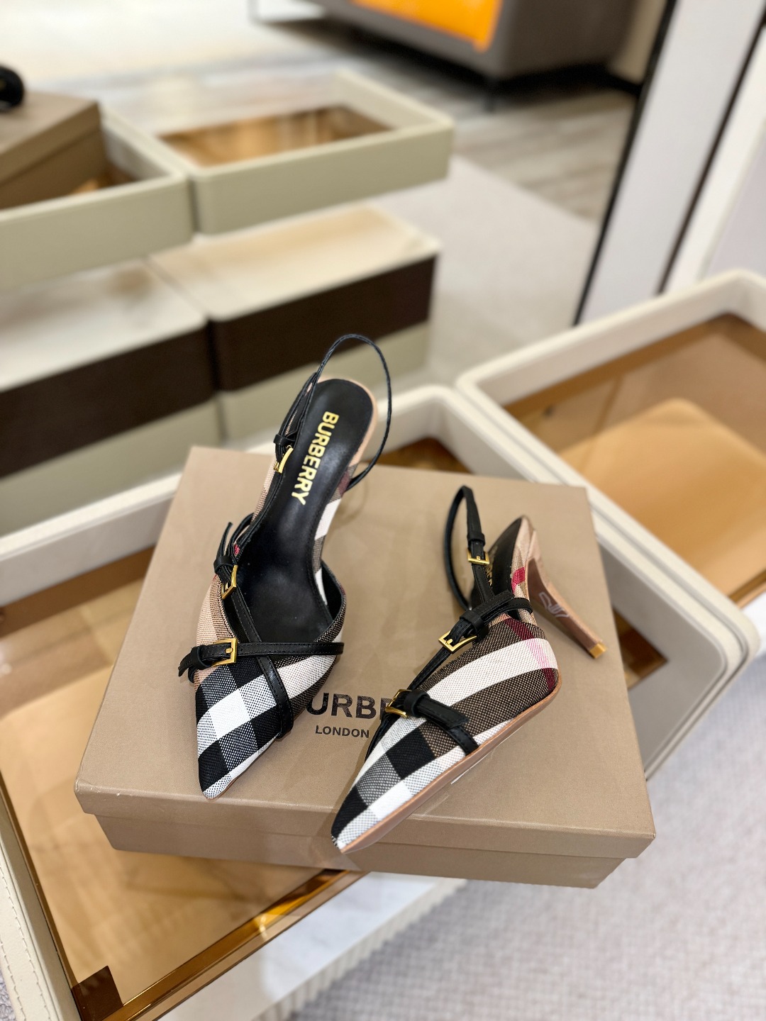 Burberryy 博柏利 𝑩𝒖𝒓𝒃𝒆𝒓𝒓𝒚𝒚💝 👠 𝘽𝙪𝙧𝙗𝙚𝙧𝙧𝙮𝙮 博柏利 独家推出高跟 慵懒的复