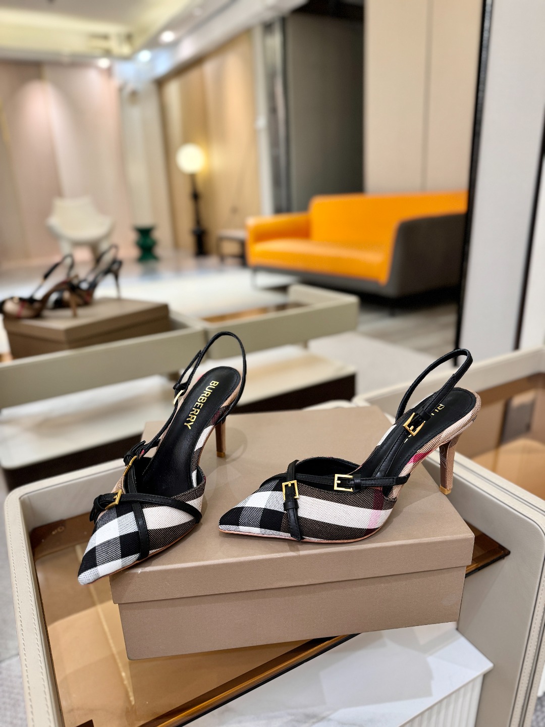 Burberryy 博柏利 𝑩𝒖𝒓𝒃𝒆𝒓𝒓𝒚𝒚💝 👠 𝘽𝙪𝙧𝙗𝙚𝙧𝙧𝙮𝙮 博柏利 独家推出高跟 慵懒的复