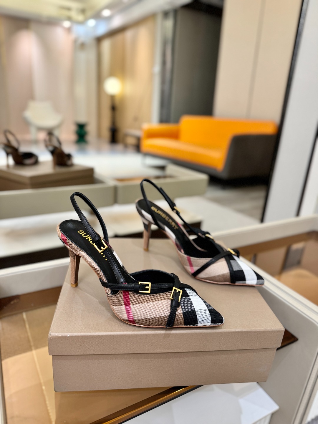 Burberryy 博柏利 𝑩𝒖𝒓𝒃𝒆𝒓𝒓𝒚𝒚💝 👠 𝘽𝙪𝙧𝙗𝙚𝙧𝙧𝙮𝙮 博柏利 独家推出高跟 慵懒的复