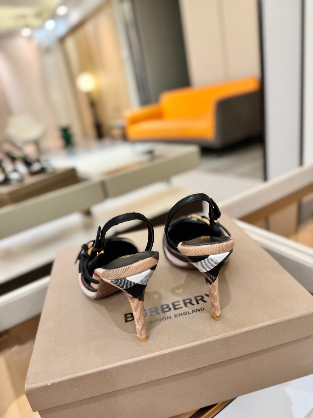 Burberryy 博柏利 𝑩𝒖𝒓𝒃𝒆𝒓𝒓𝒚𝒚💝 👠 𝘽𝙪𝙧𝙗𝙚𝙧𝙧𝙮𝙮 博柏利 独家推出高跟 慵懒的复