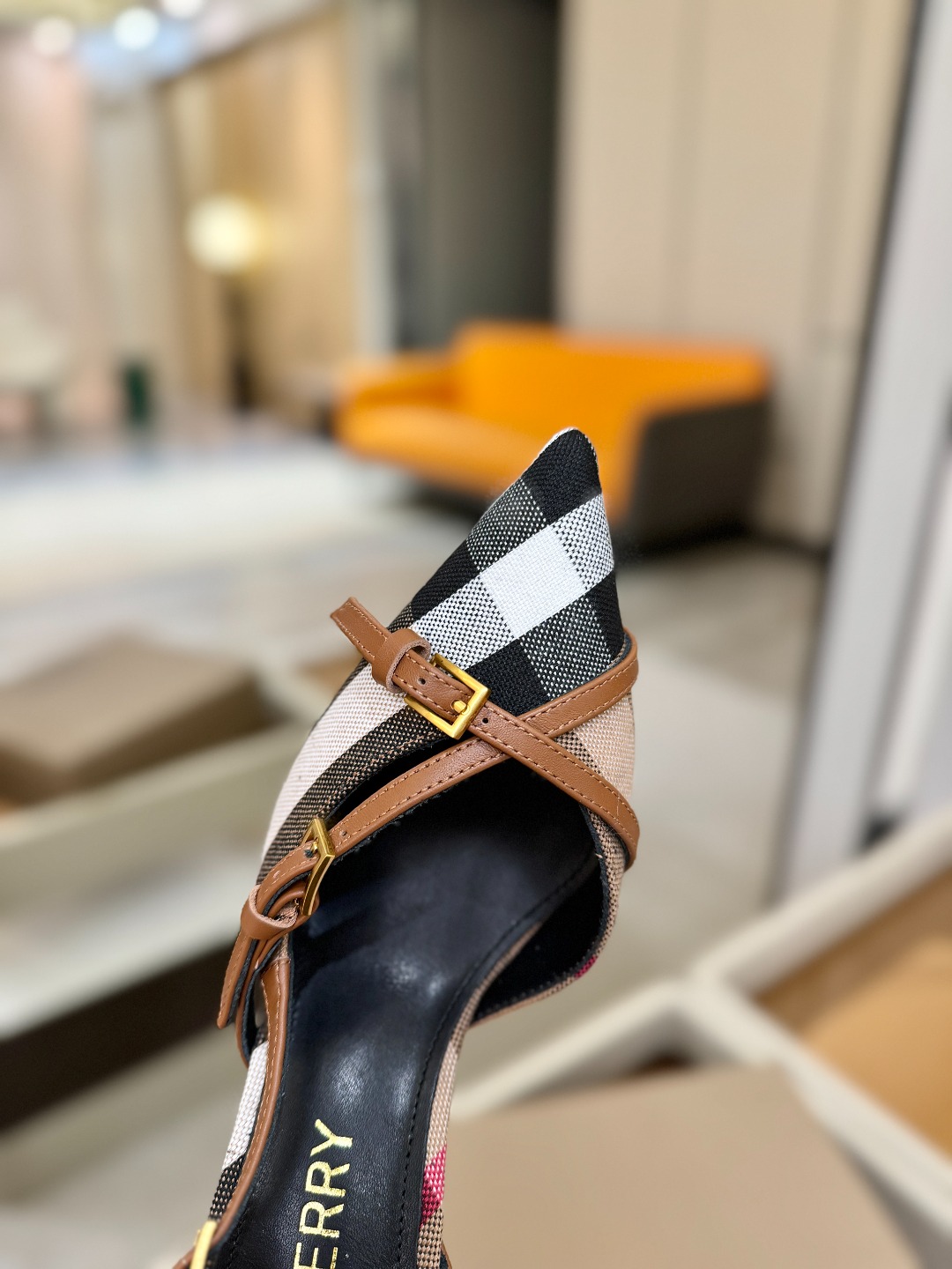 Burberryy 博柏利 𝑩𝒖𝒓𝒃𝒆𝒓𝒓𝒚𝒚💝 👠 𝘽𝙪𝙧𝙗𝙚𝙧𝙧𝙮𝙮 博柏利 独家推出高跟 慵懒的复