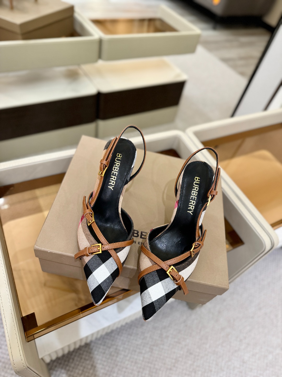 Burberryy 博柏利 𝑩𝒖𝒓𝒃𝒆𝒓𝒓𝒚𝒚💝 👠 𝘽𝙪𝙧𝙗𝙚𝙧𝙧𝙮𝙮 博柏利 独家推出高跟 慵懒的复